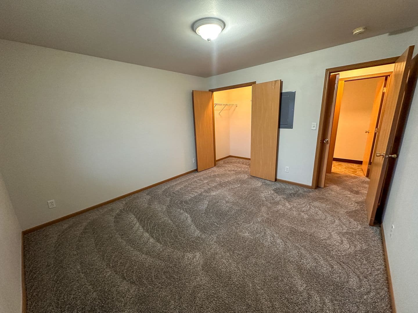 Ames Apartment: 1401 N Dakota Ave