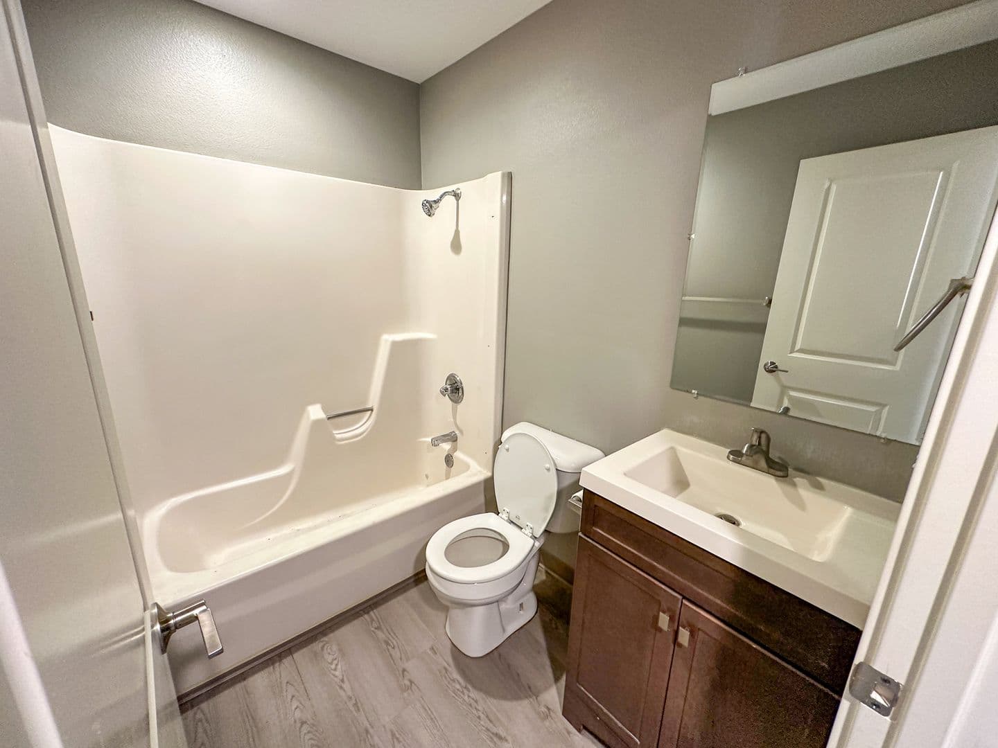 Ames Apartment: 218 S Dakota Ave