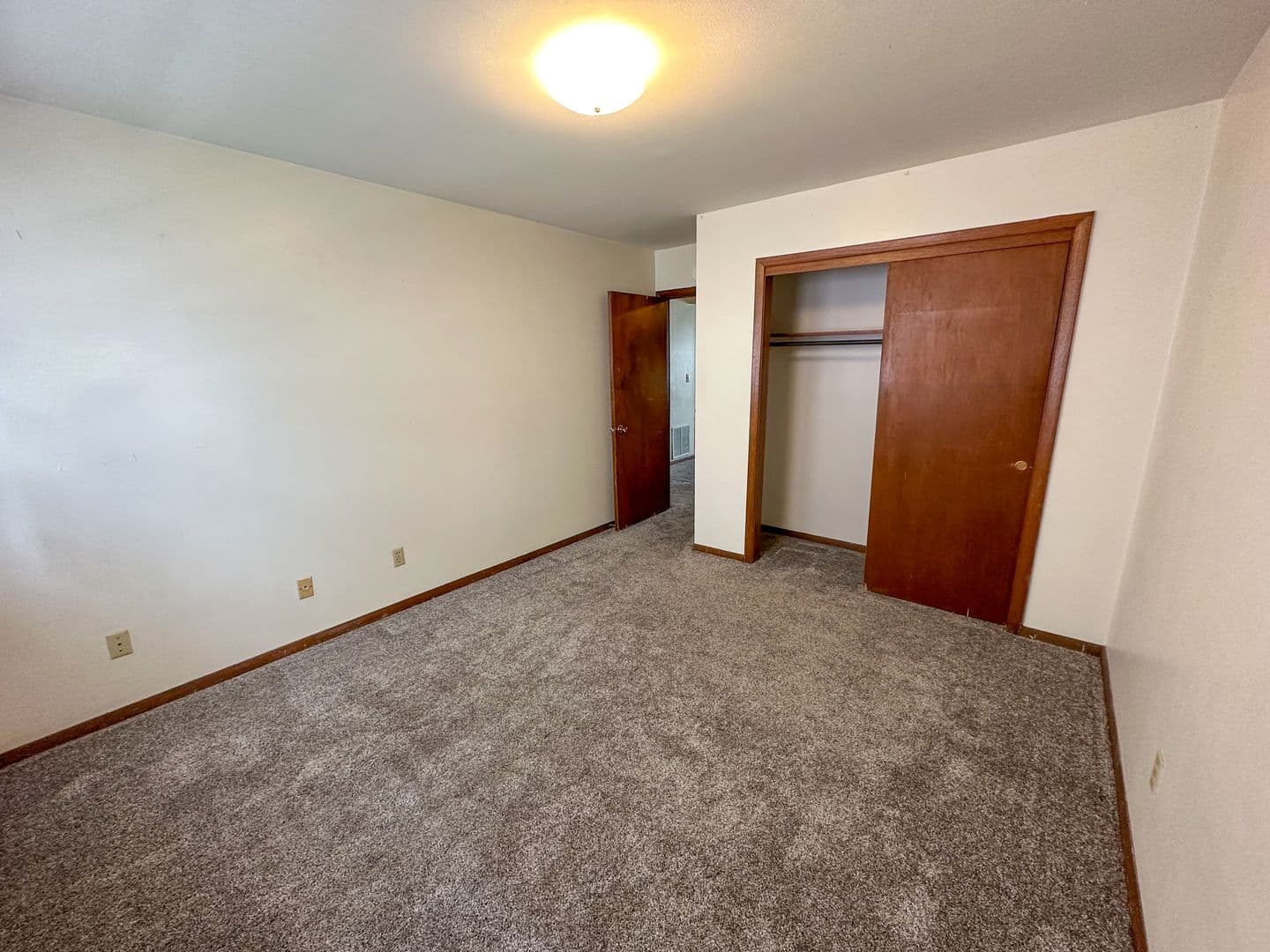 Ames Apartment: 218 N Hyland Ave