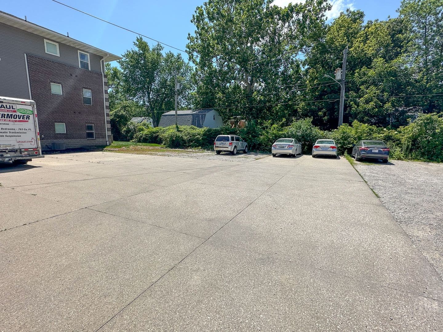 Ames Apartment: 141 Campus Ave