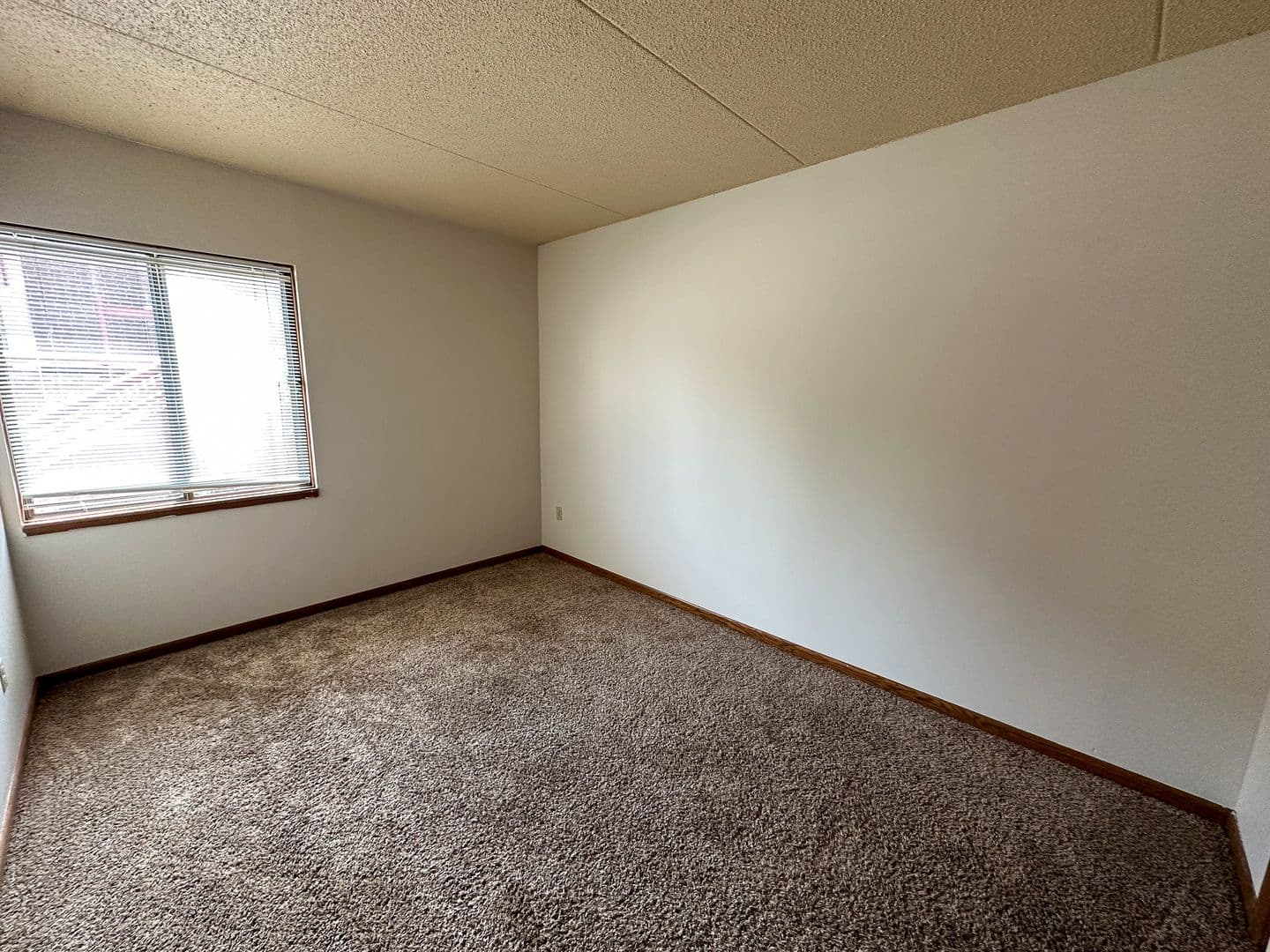 Ames Apartment: 246 N Hyland Ave