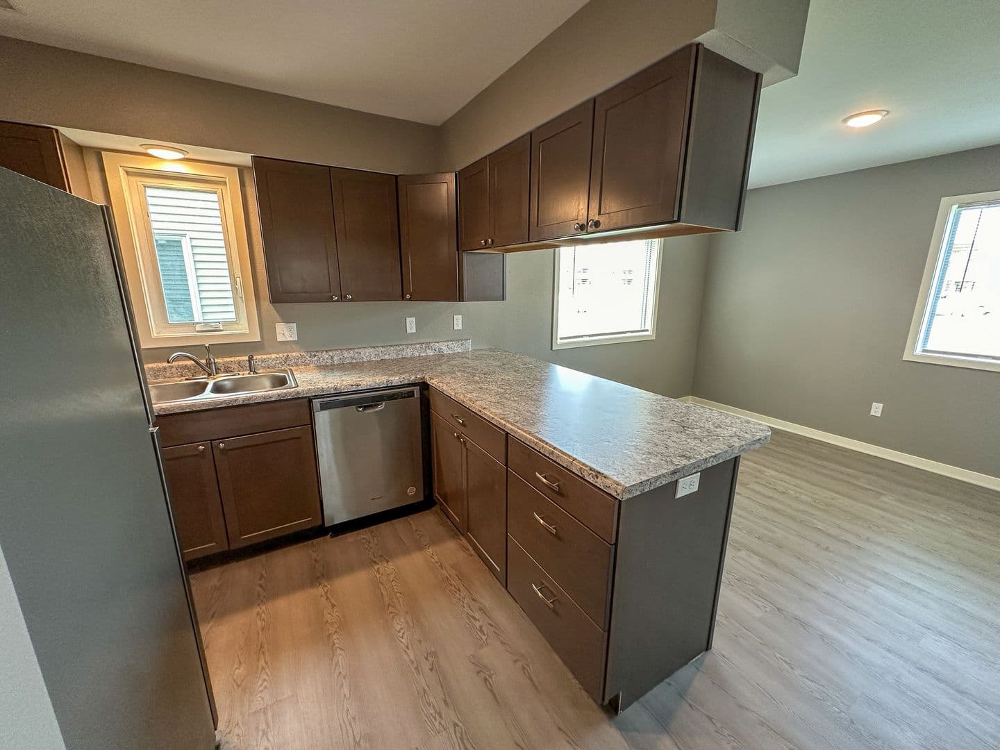 Ames Apartment: 218 S Dakota Ave