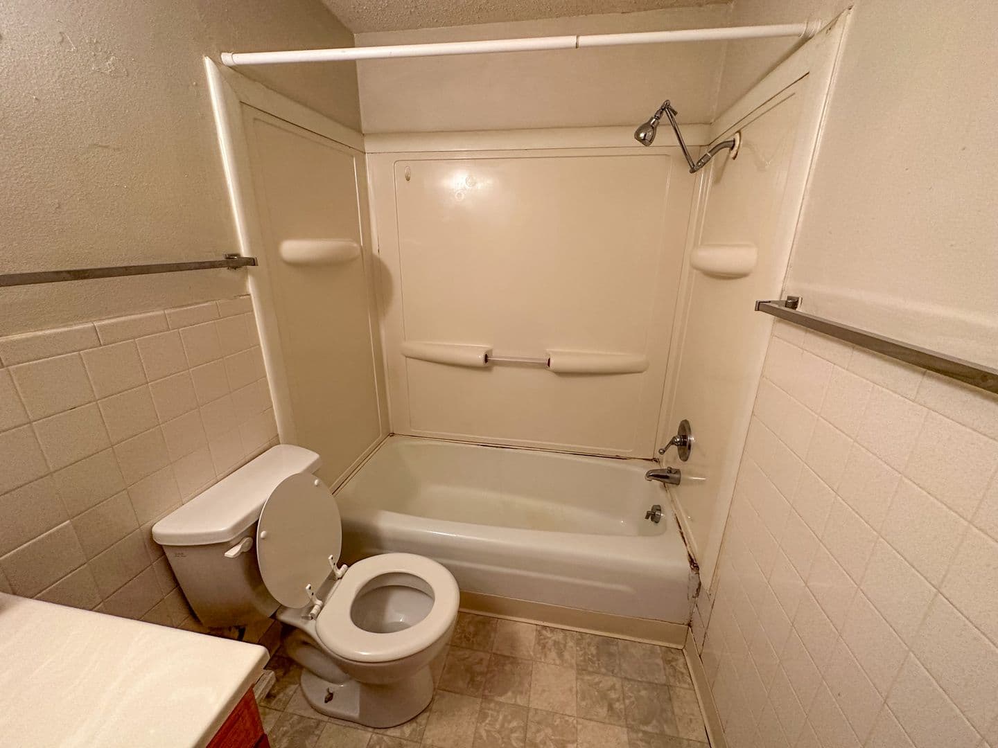 Ames Apartment: 218 N Hyland Ave