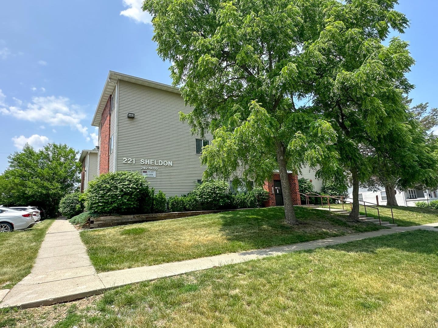 Ames Apartment: 221 Sheldon Ave
