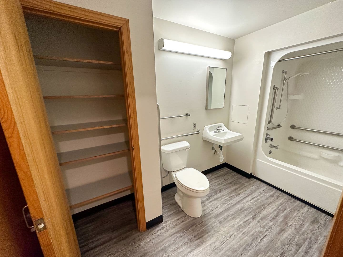Ames Apartment: 245 N Hyland Ave