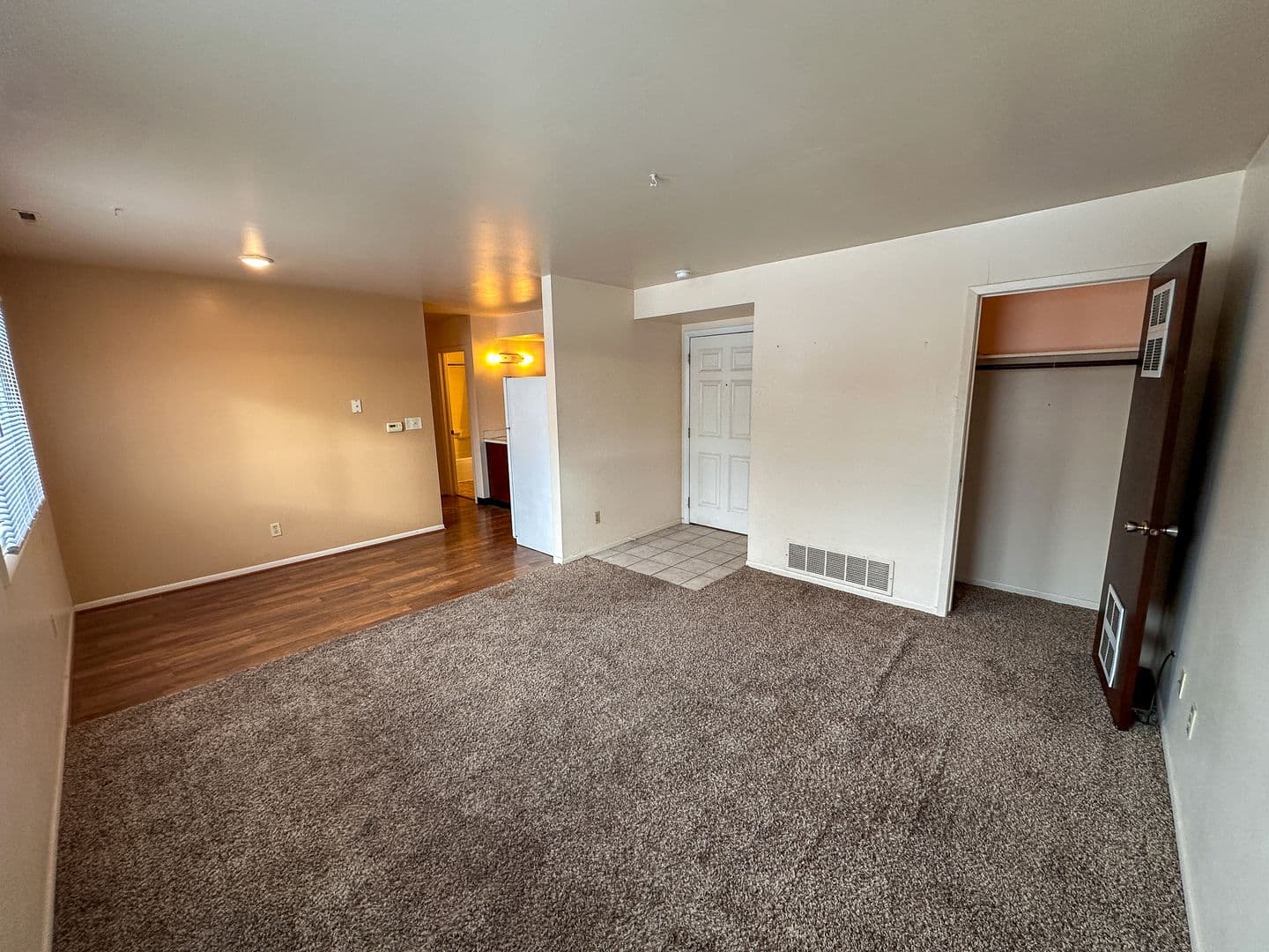 Ames Apartment: 129 S Oak Ave
