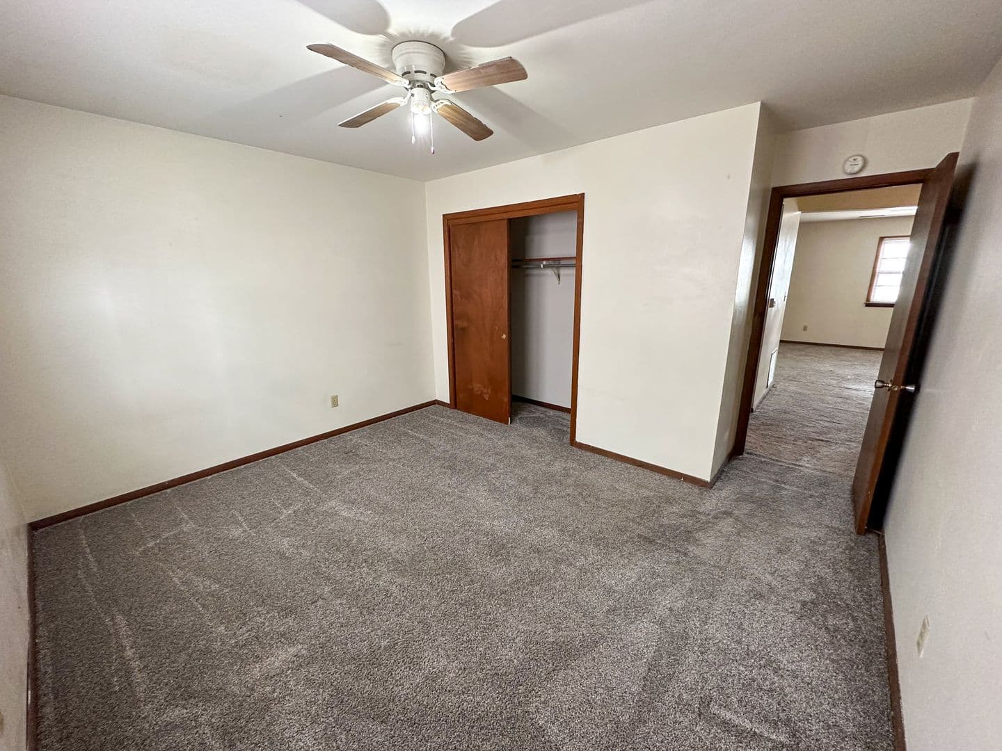 Ames Apartment: 218 N Hyland Ave