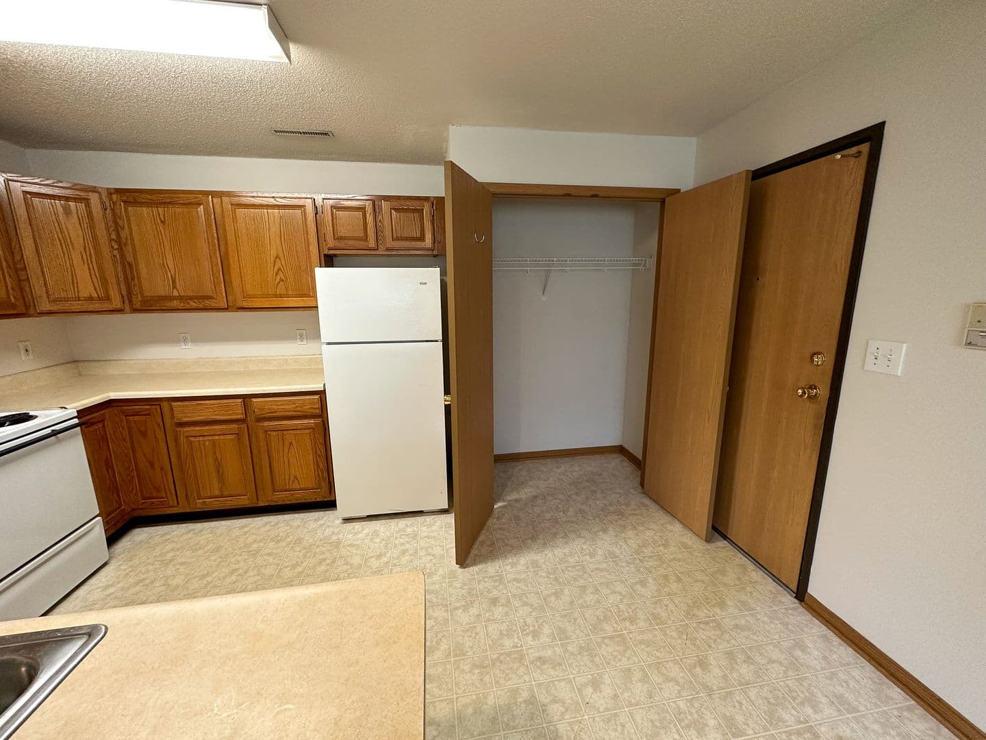 Ames Apartment: 225 N Hyland Ave