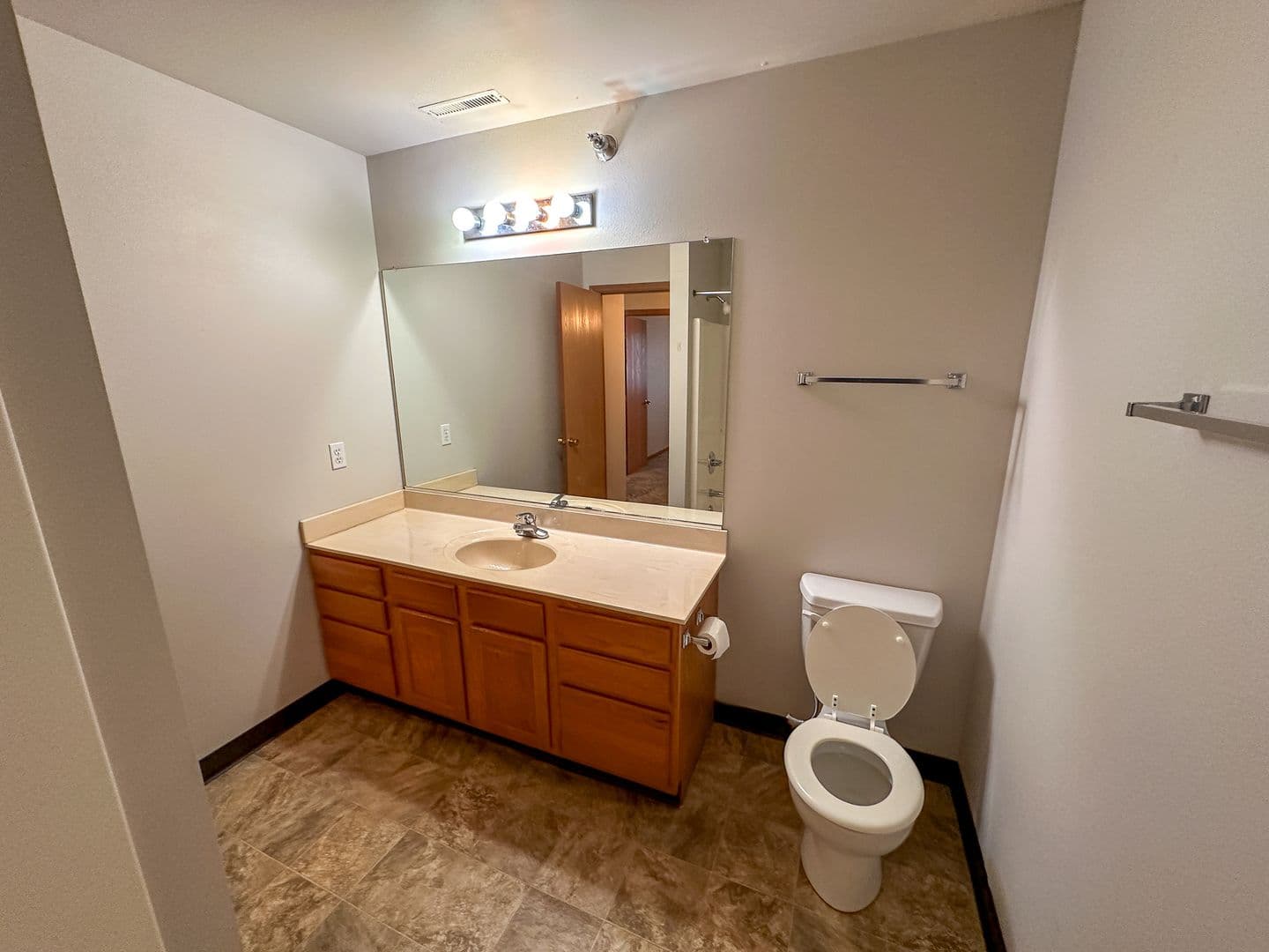 Ames Apartment: 1401 N Dakota Ave