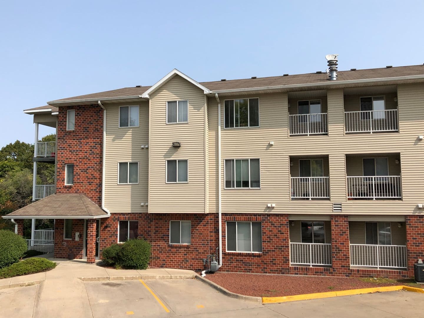 Ames Apartment: 258 N Hyland Ave