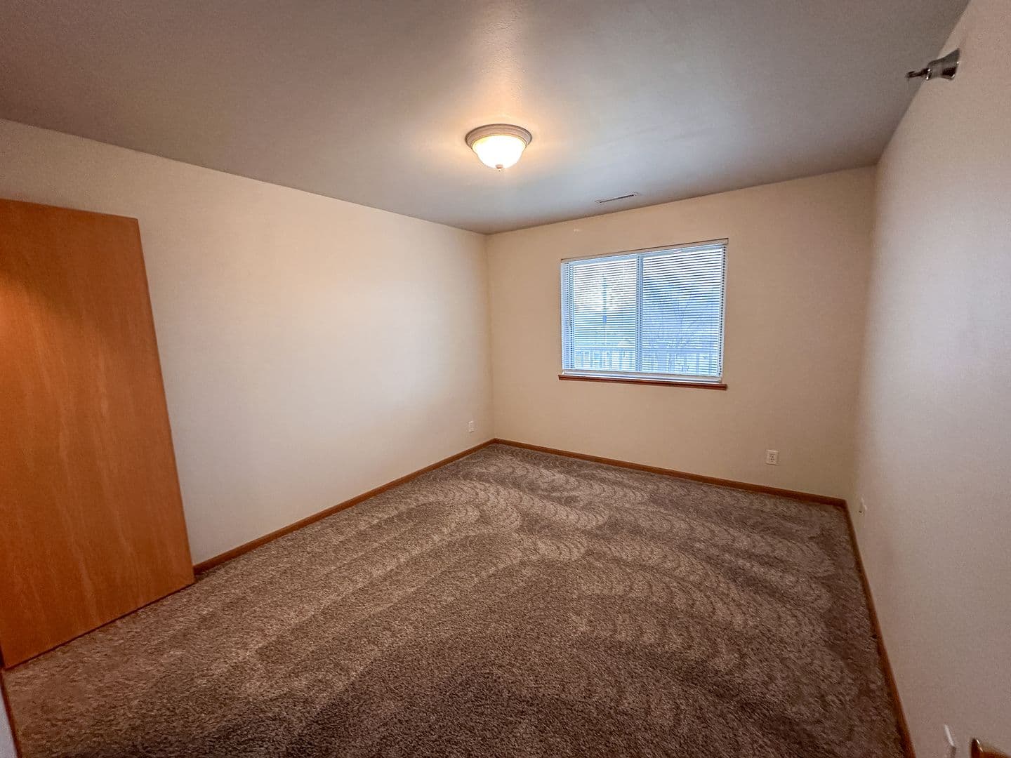 Ames Apartment: 1401 N Dakota Ave