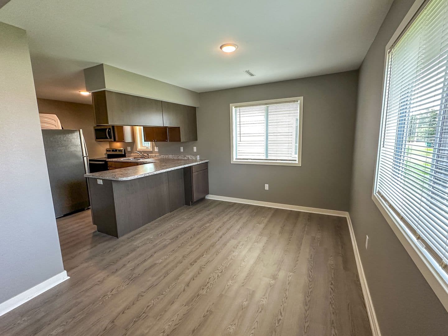 Ames Apartment: 218 S Dakota Ave