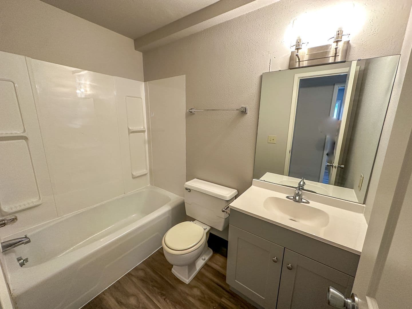 Ames Apartment: 129 S Oak Ave