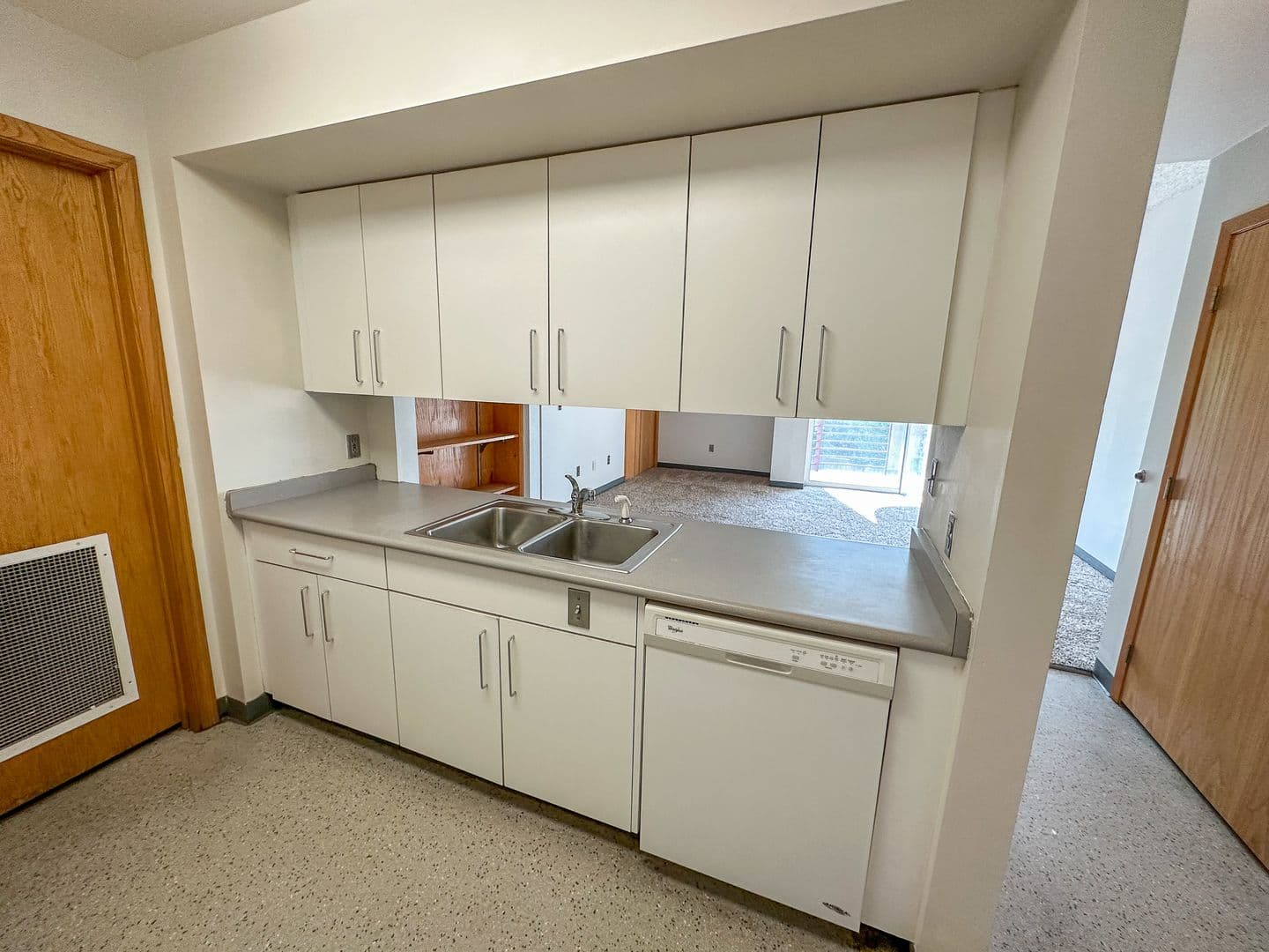Ames Apartment: 245 N Hyland Ave