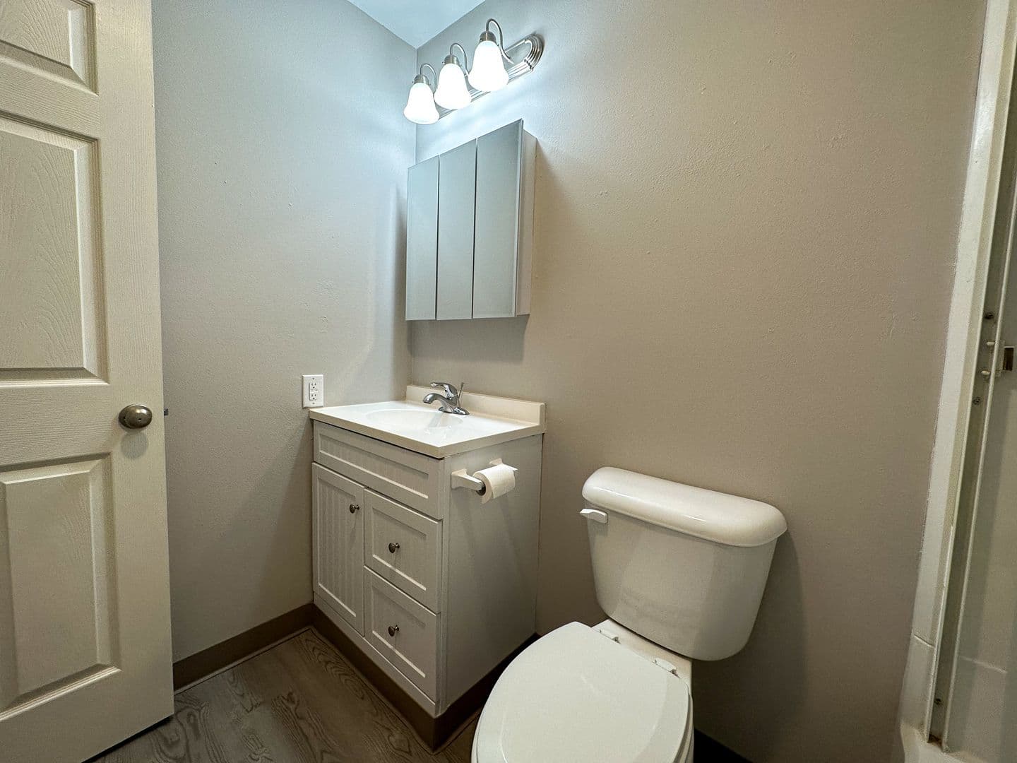 Ames Apartment: 246 N Hyland Ave