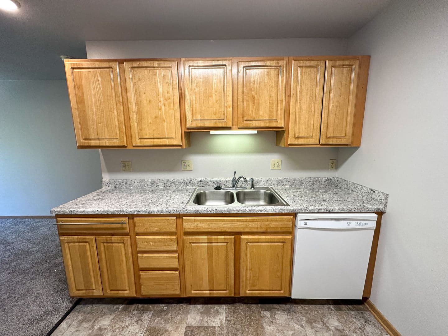 Ames Apartment: 258 N Hyland Ave