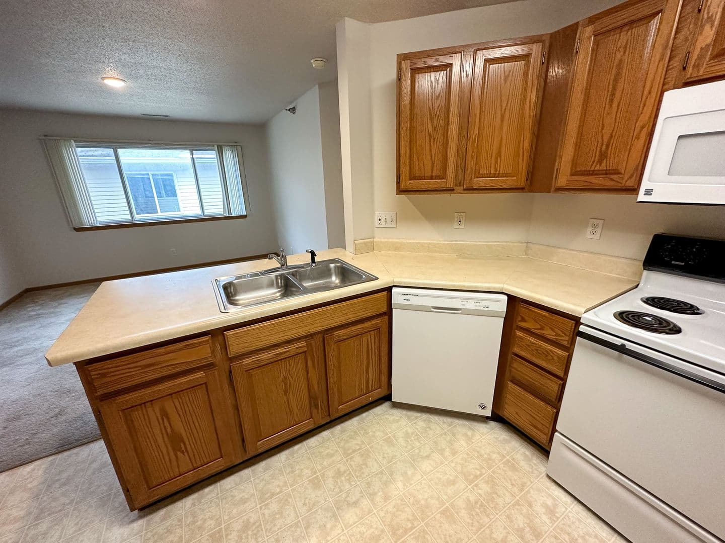 Ames Apartment: 225 N Hyland Ave