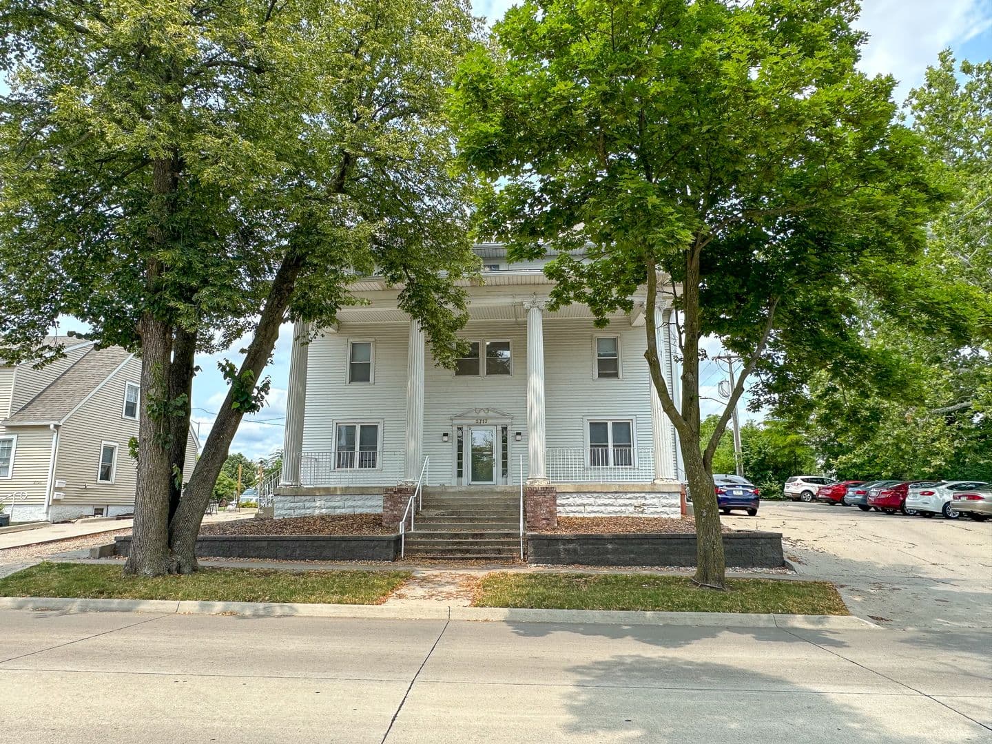 Ames Apartment: 2717 West St