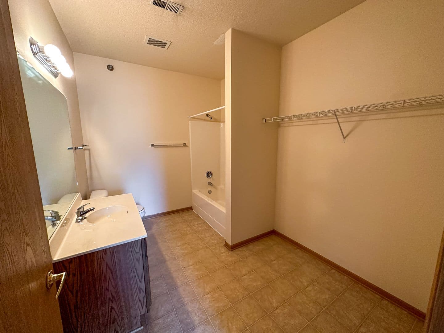 Ames Apartment: 210 Gray Ave