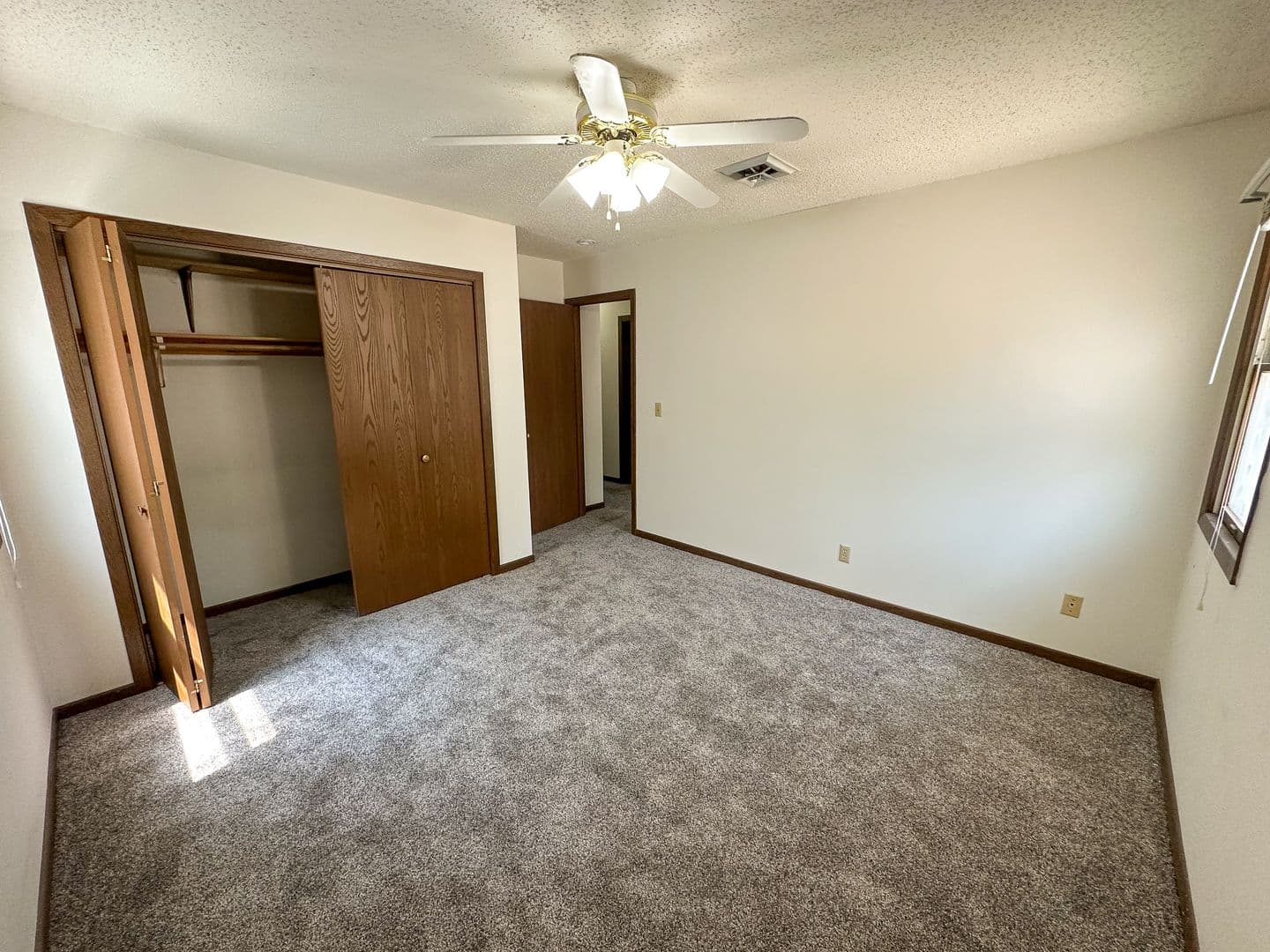 Ames Apartment: 212 S Walnut Ave