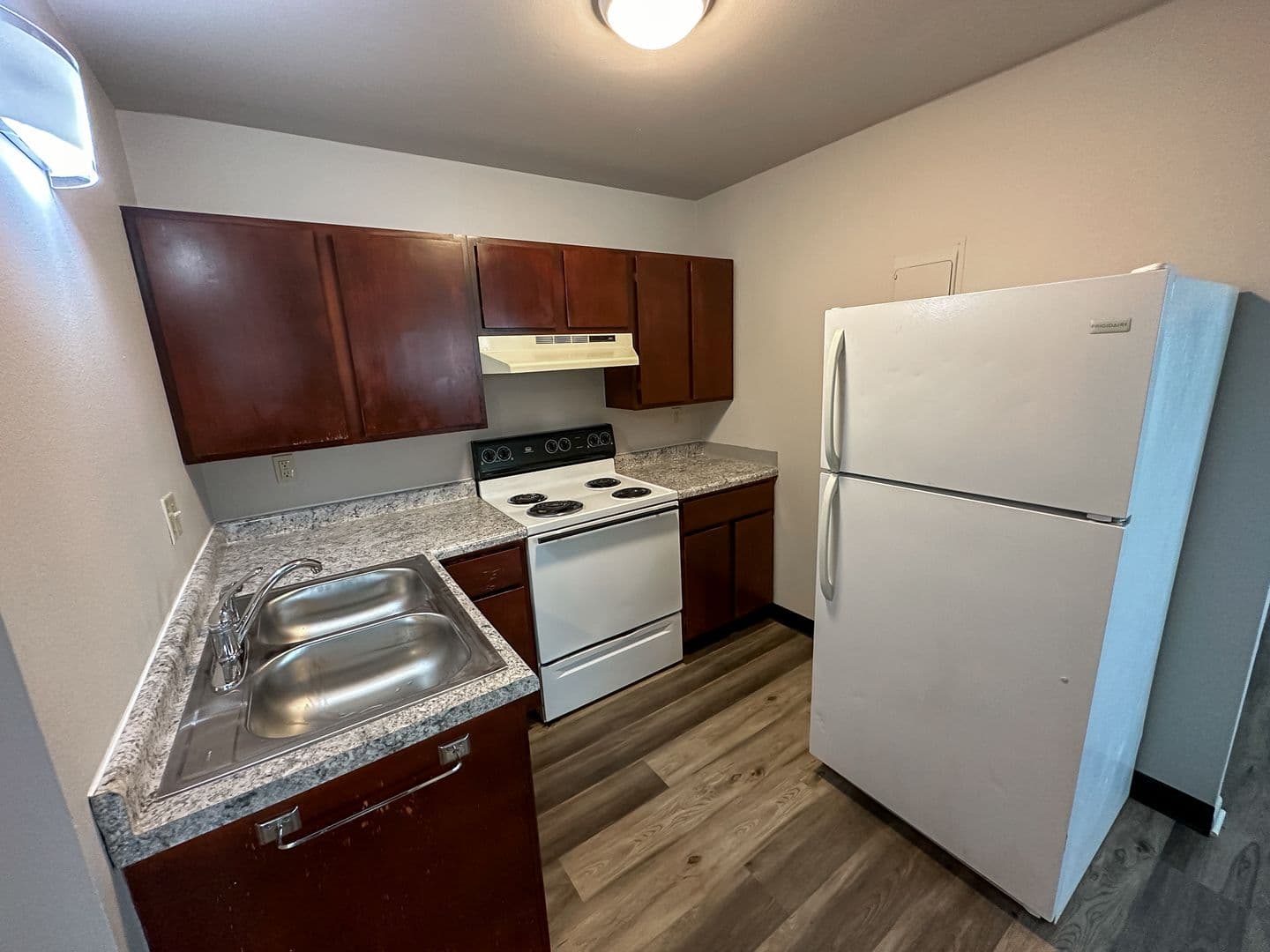 Ames Apartment: 129 S Oak Ave