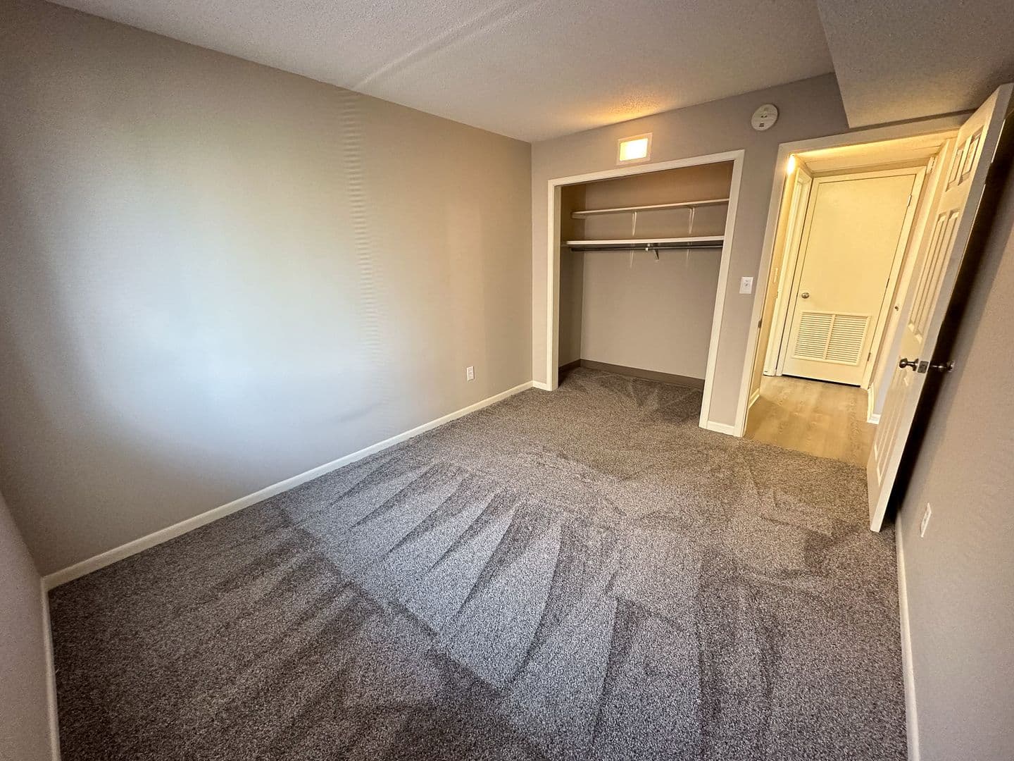 Ames Apartment: 246 N Hyland Ave