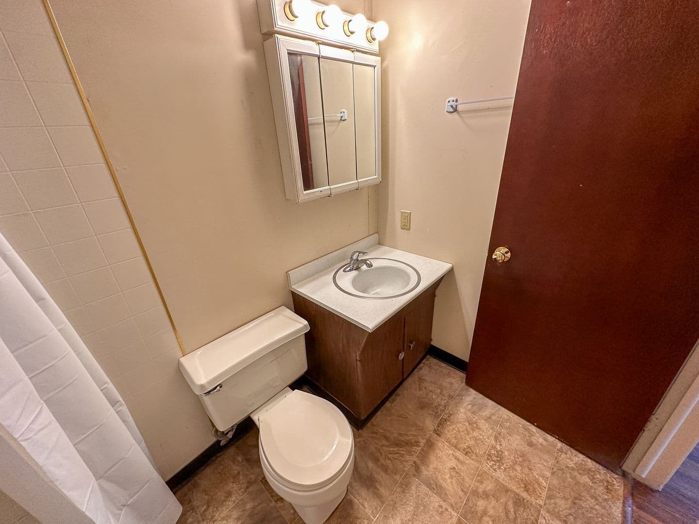 Ames Apartment: 129 S Oak Ave
