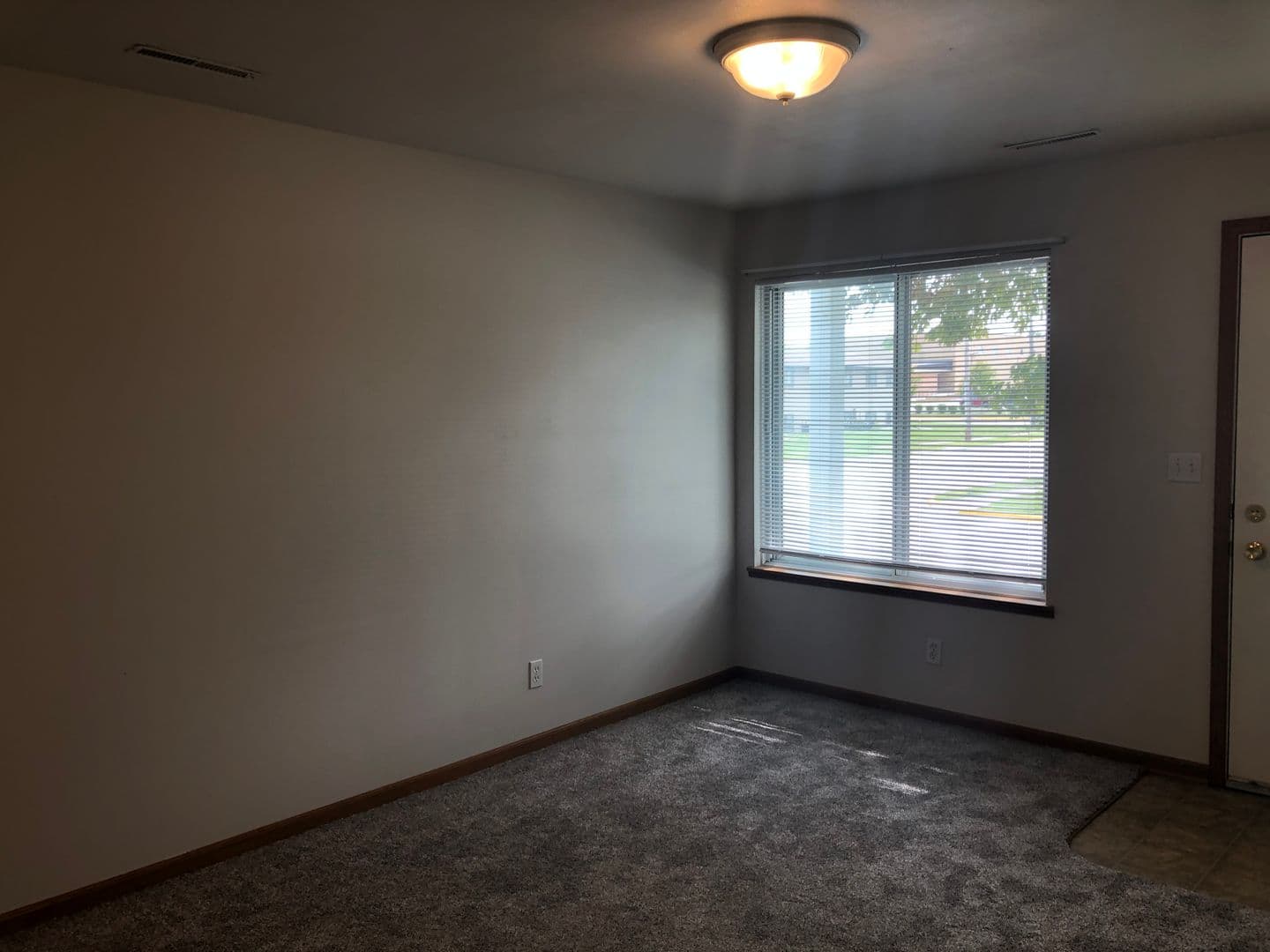 Ames Apartment: 1401 N Dakota Ave