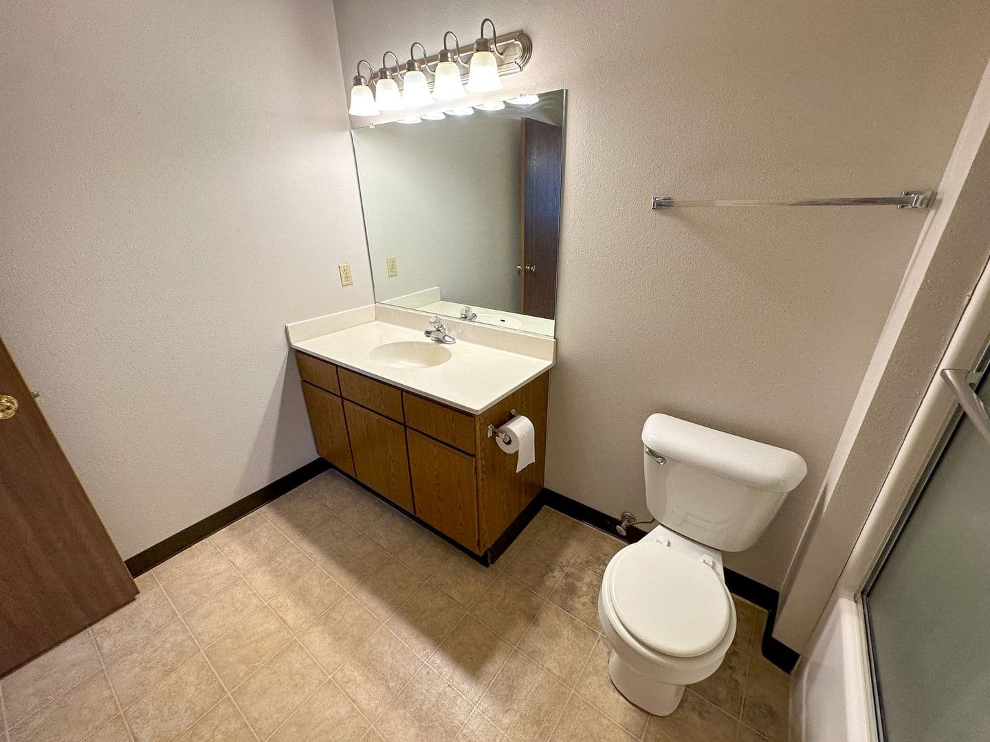 Ames Apartment: 225 N Hyland Ave