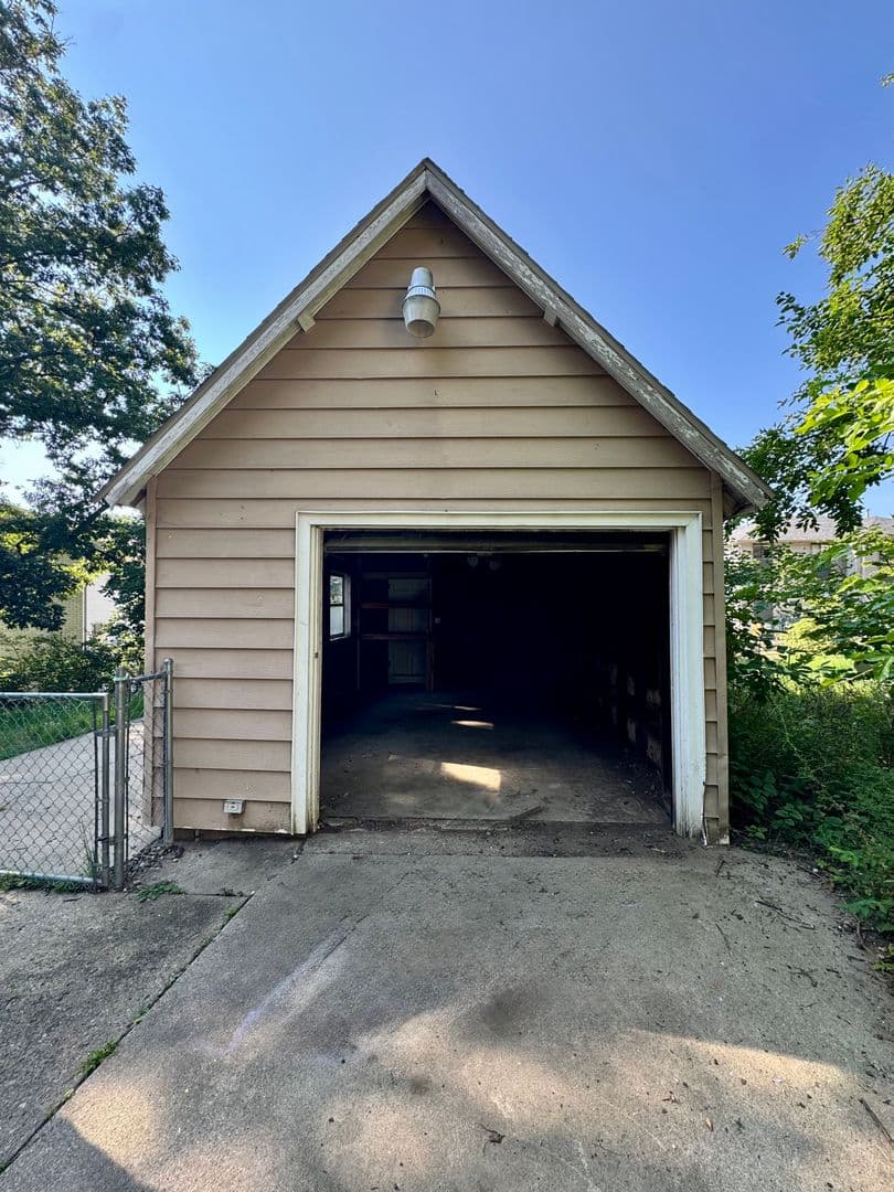 Ames House: 3002 Woodland St