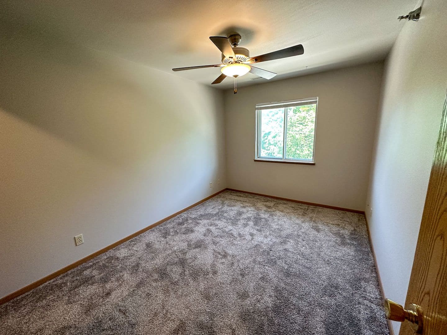 Ames Apartment: 258 N Hyland Ave