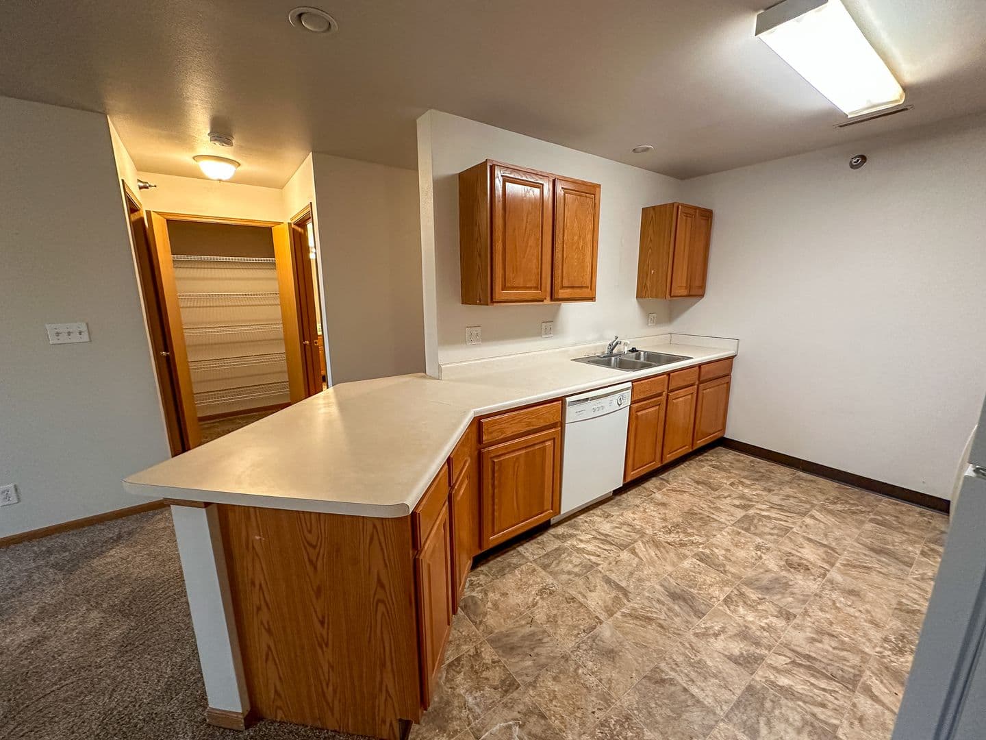 Ames Apartment: 1401 N Dakota Ave