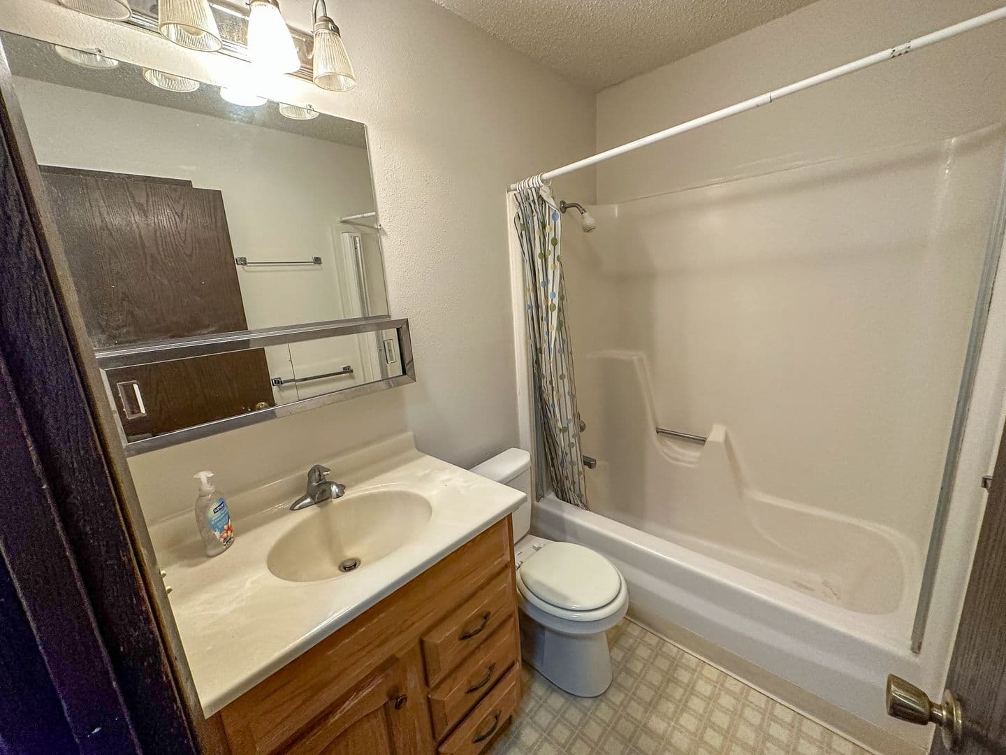 Ames Apartment: 121 Howard Ave