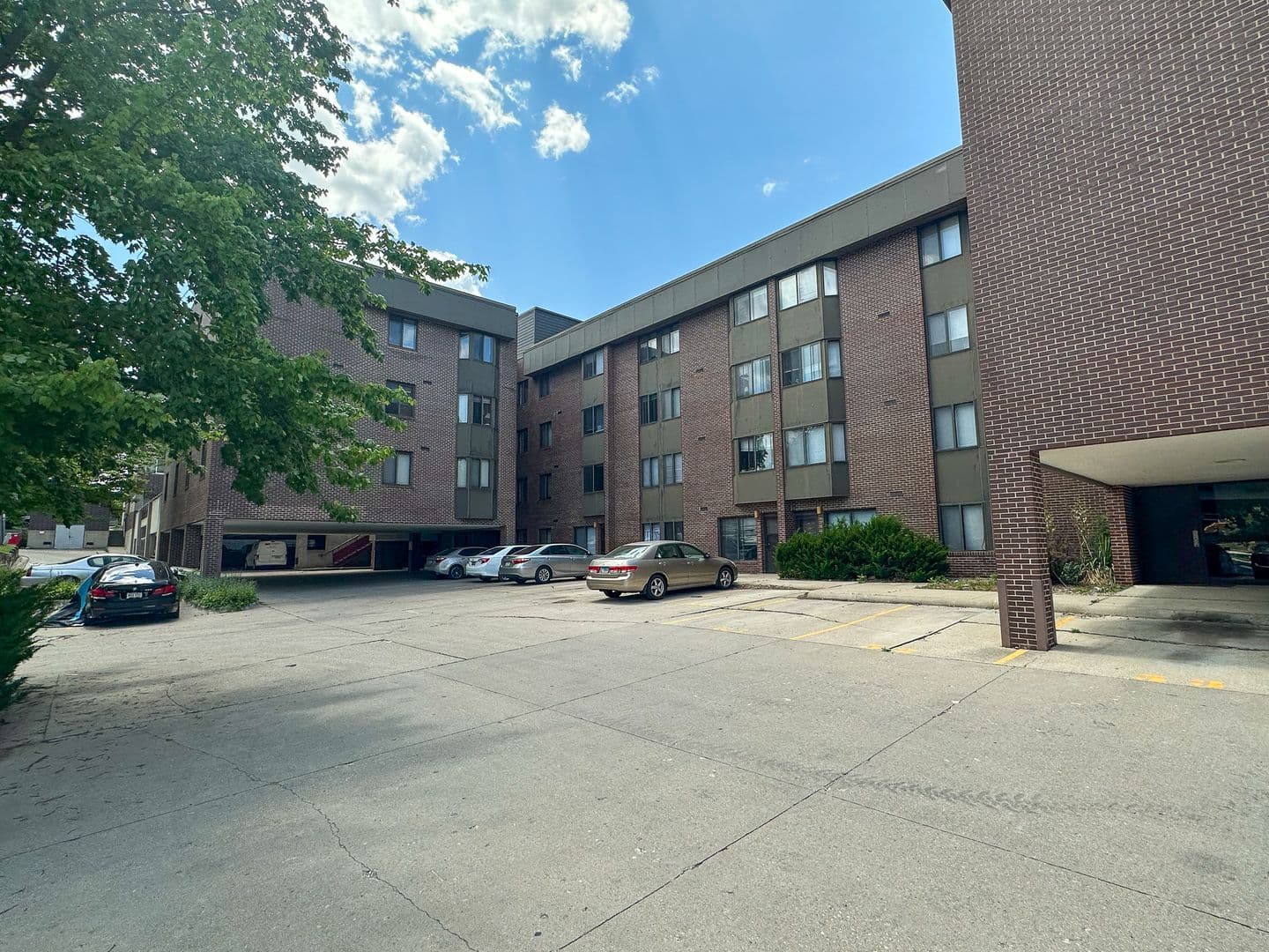 Ames Apartment: 246 N Hyland Ave