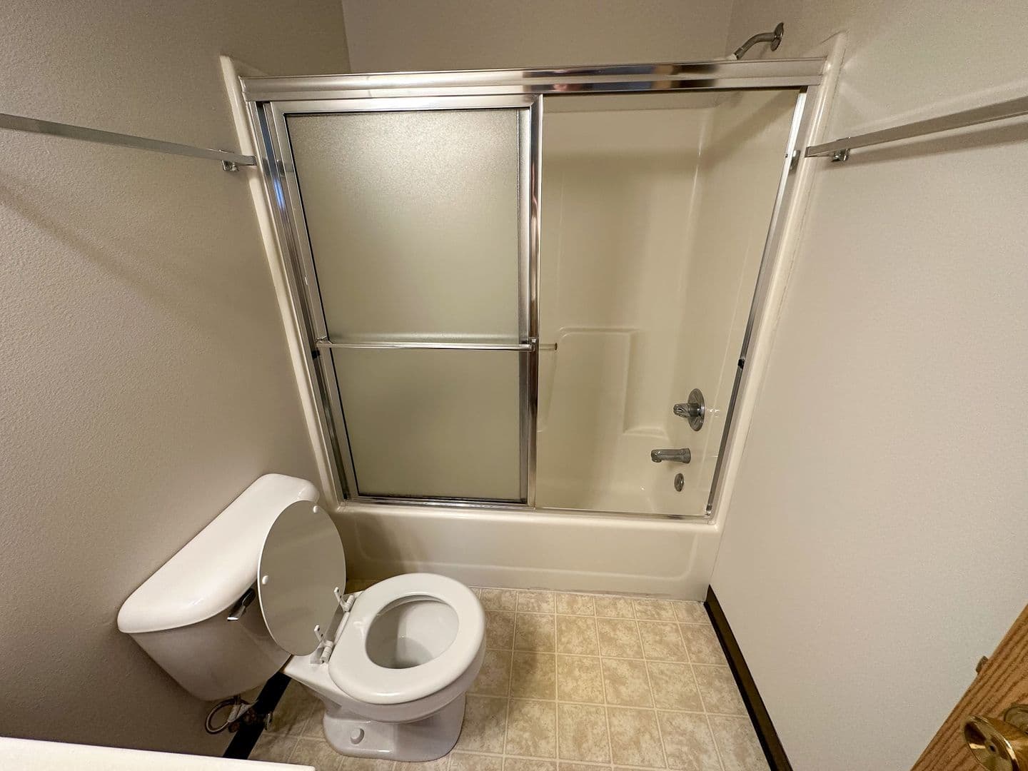 Ames Apartment: 225 N Hyland Ave