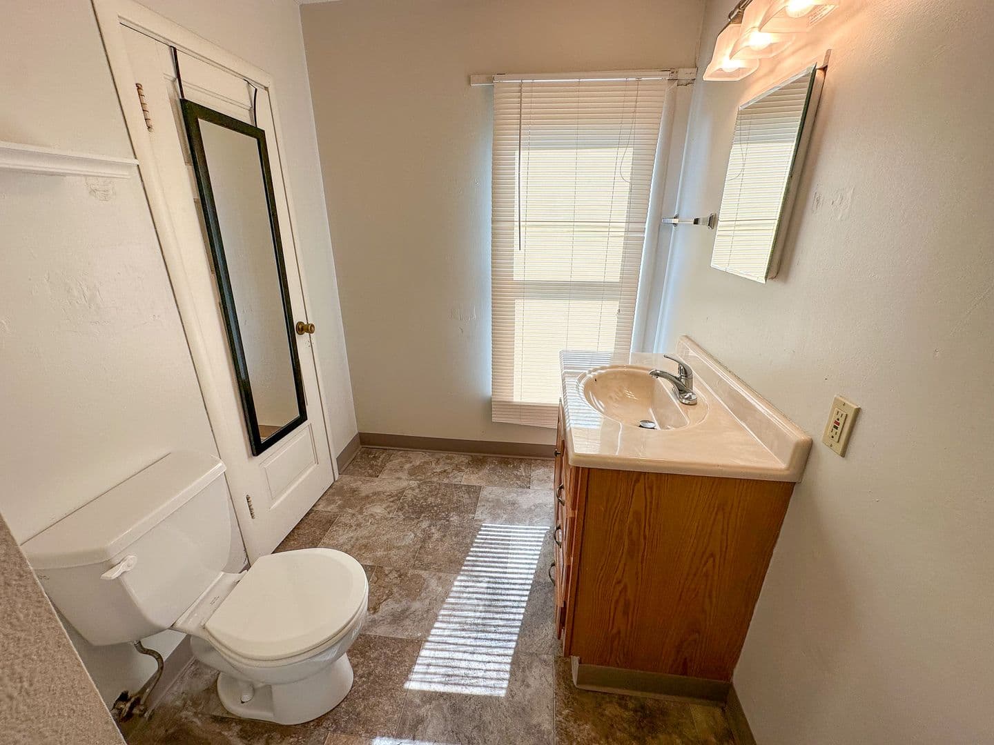 Ames House: 535 Welch Ave
