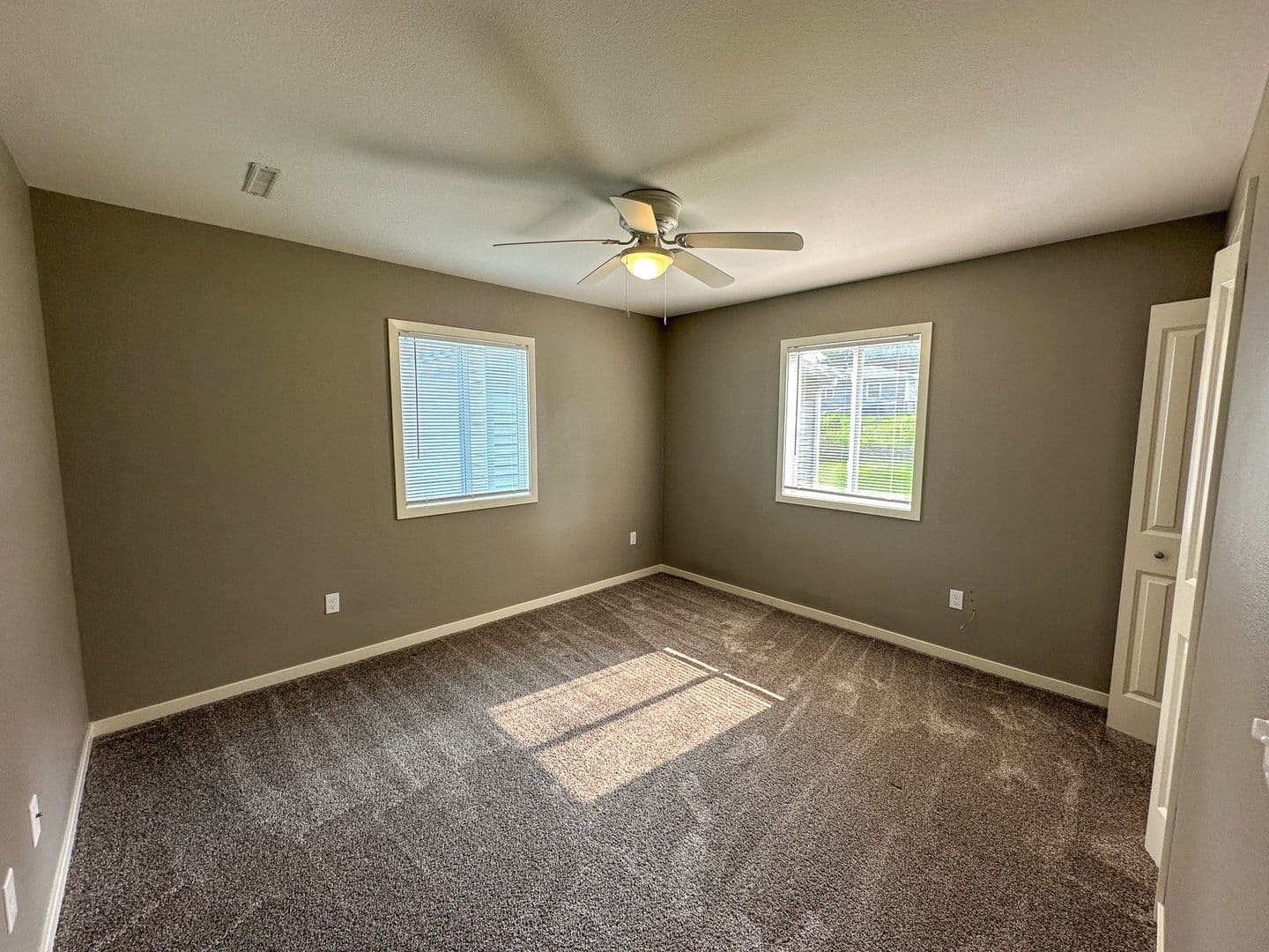 Ames Apartment: 218 S Dakota Ave