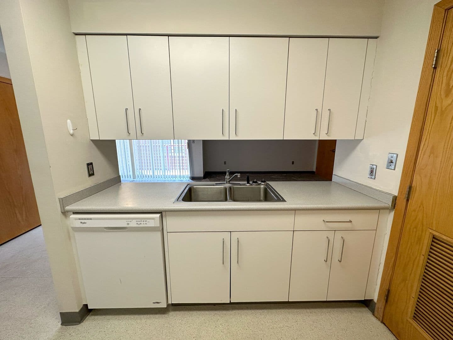 Ames Apartment: 244 N Hyland Ave