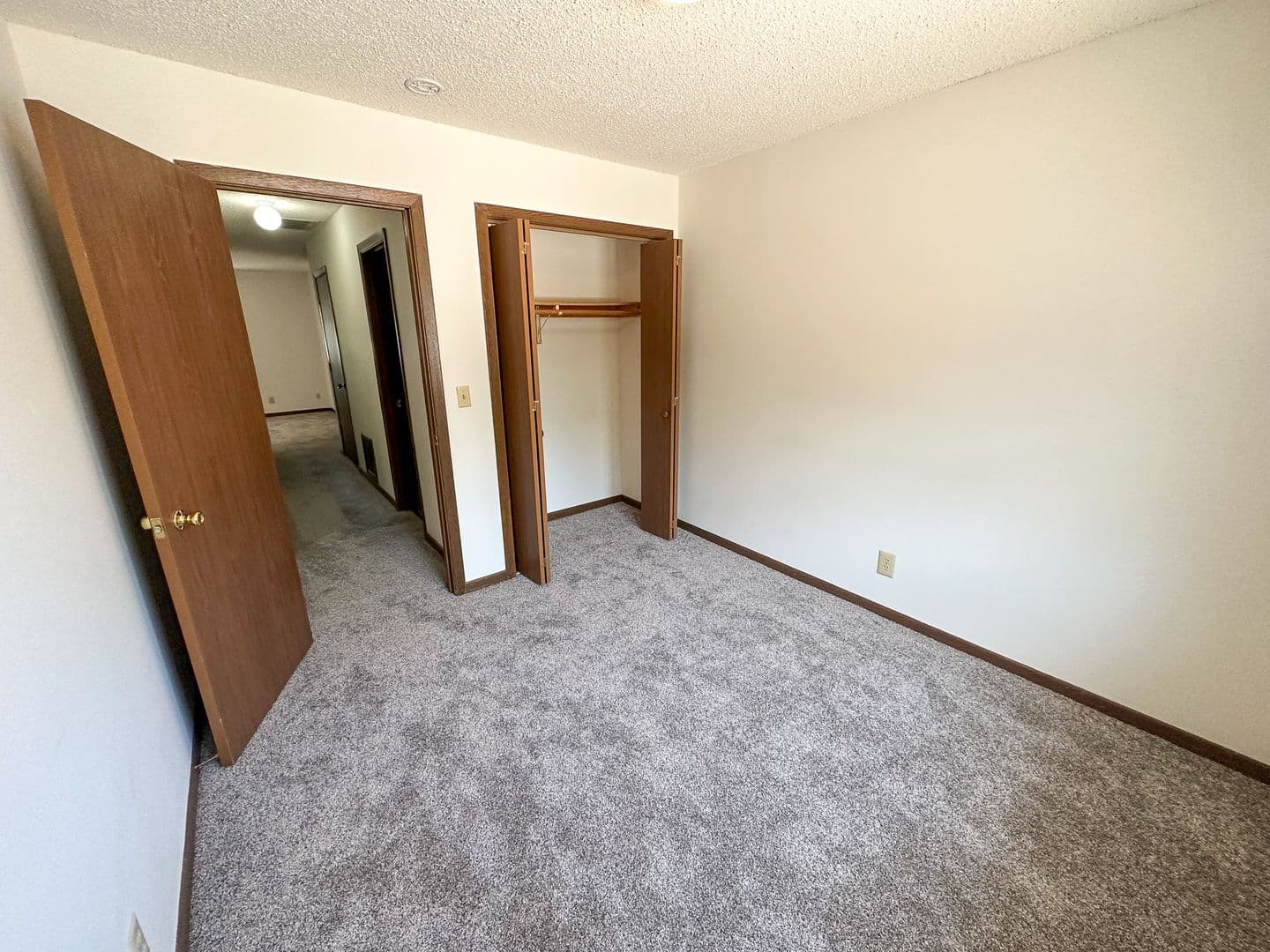 Ames Apartment: 212 S Walnut Ave