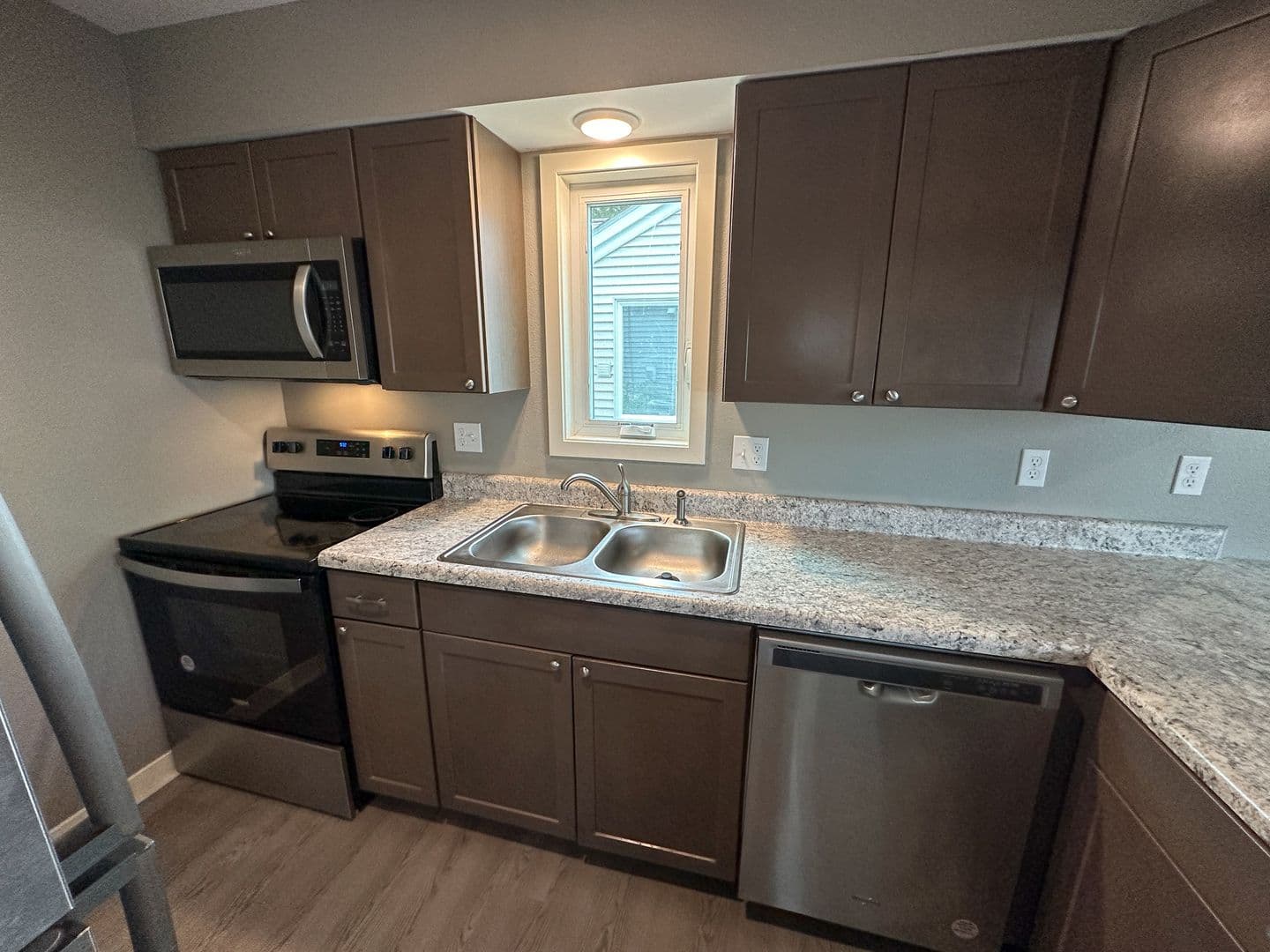 Ames Apartment: 218 S Dakota Ave
