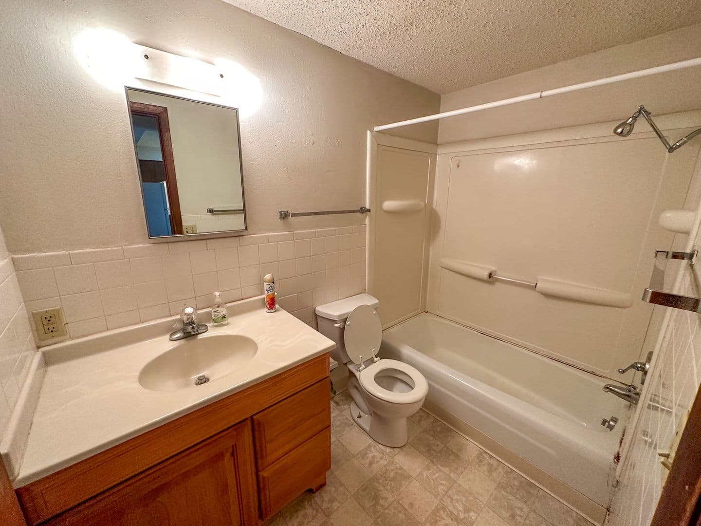 Ames Apartment: 218 N Hyland Ave