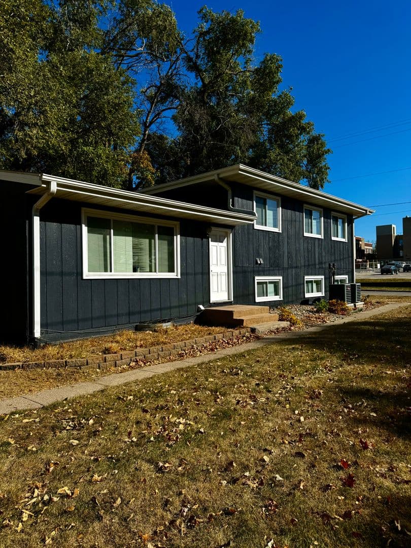 Ames Apartment: 129 S Oak Ave