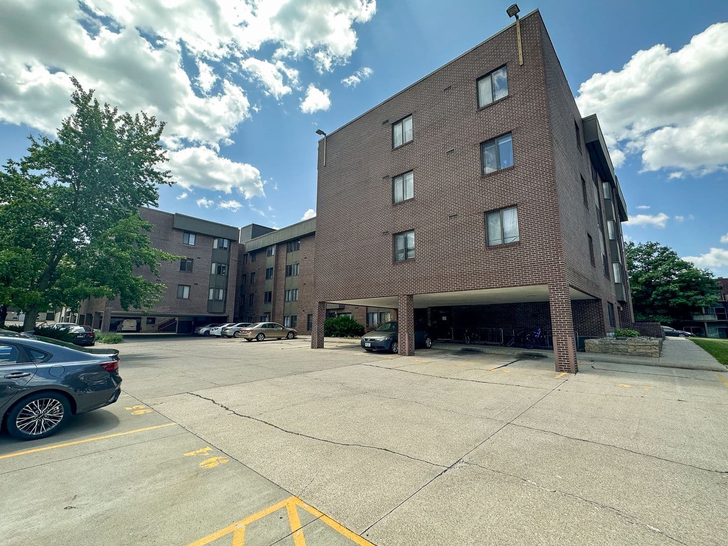 Ames Apartment: 246 N Hyland Ave