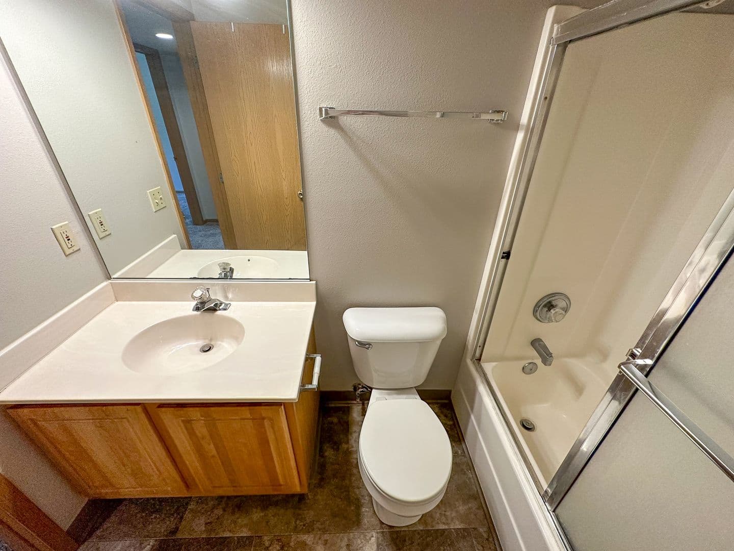 Ames Apartment: 258 N Hyland Ave