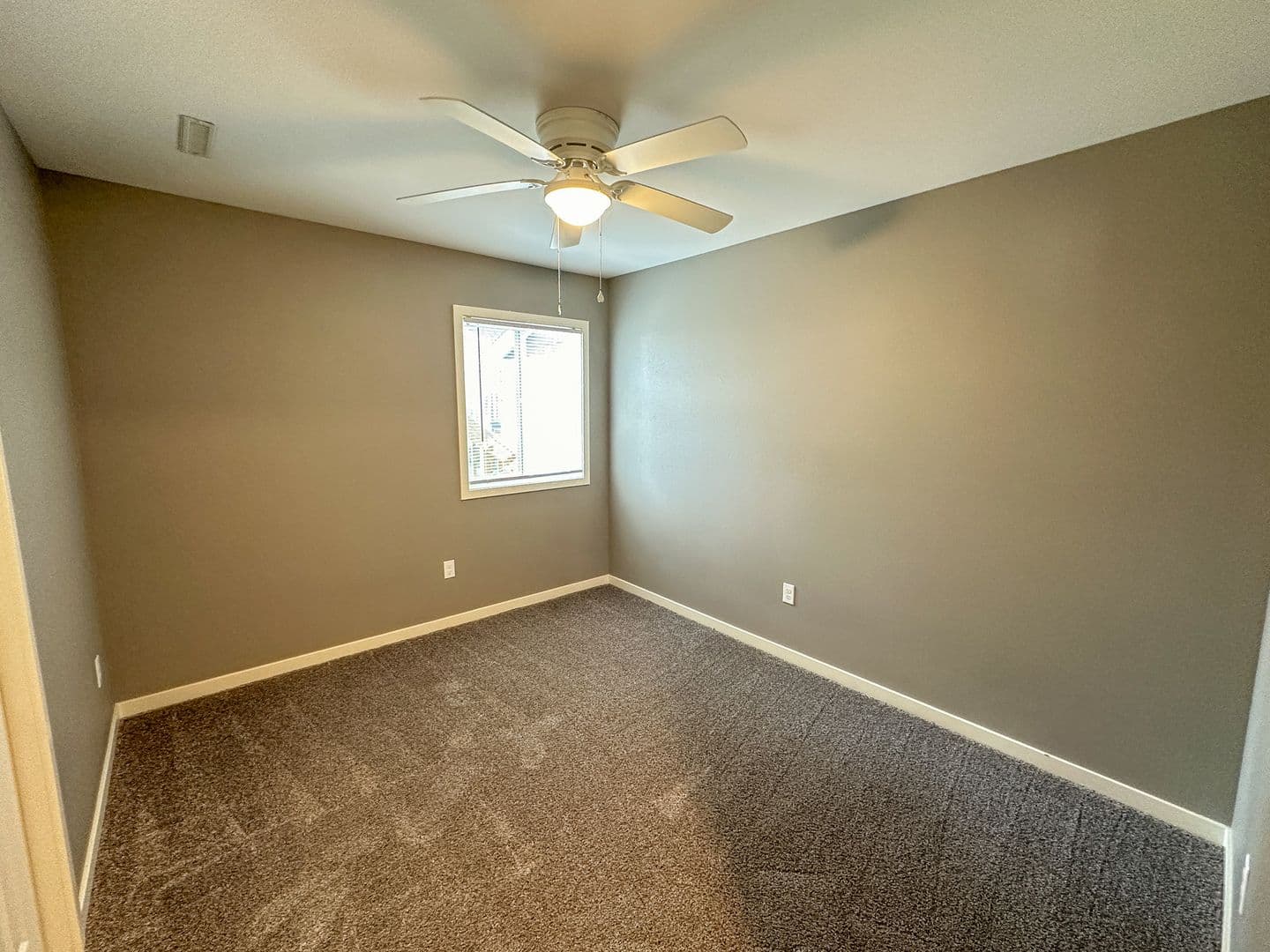 Ames Apartment: 218 S Dakota Ave