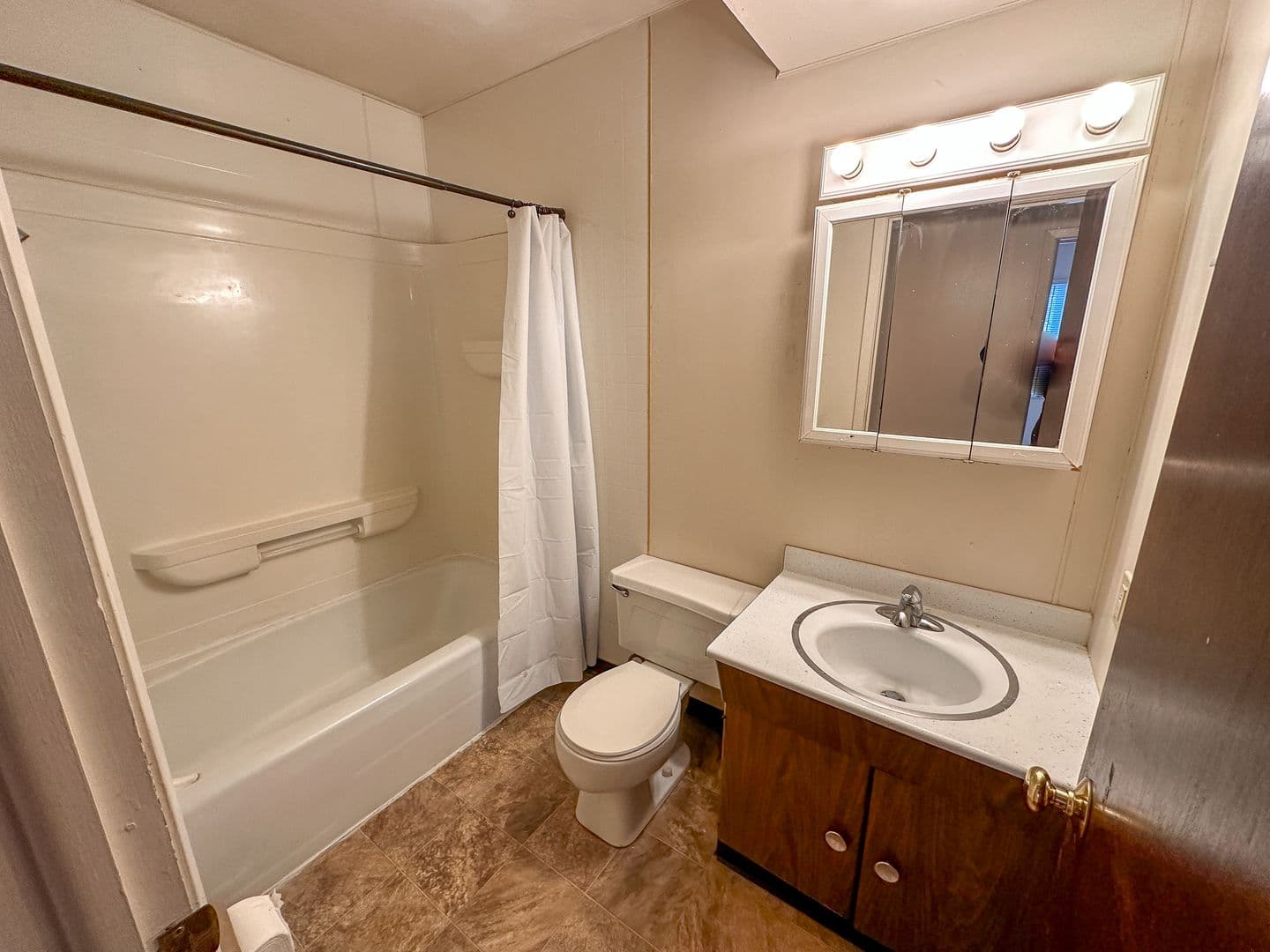 Ames Apartment: 129 S Oak Ave