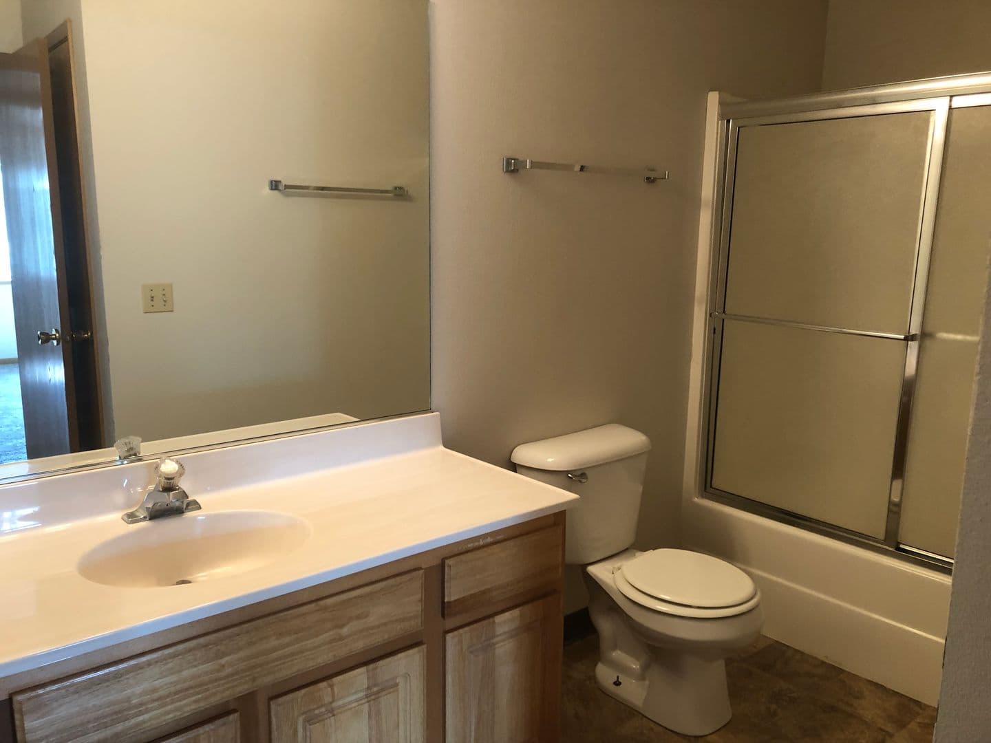 Ames Apartment: 258 N Hyland Ave