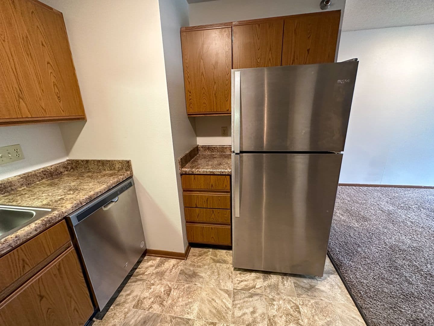 Ames Apartment: 225 N Hyland Ave