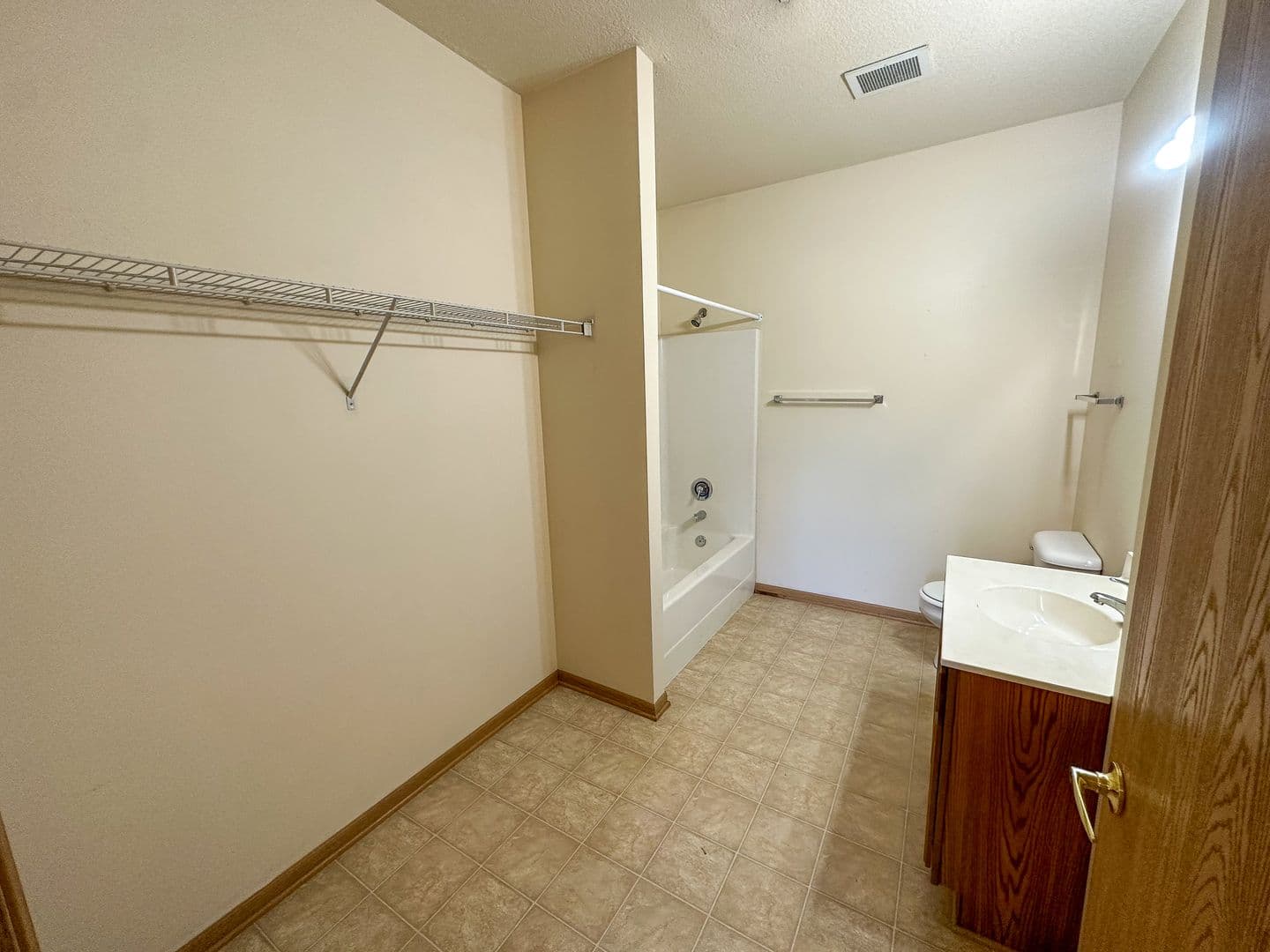 Ames Apartment: 210 Gray Ave