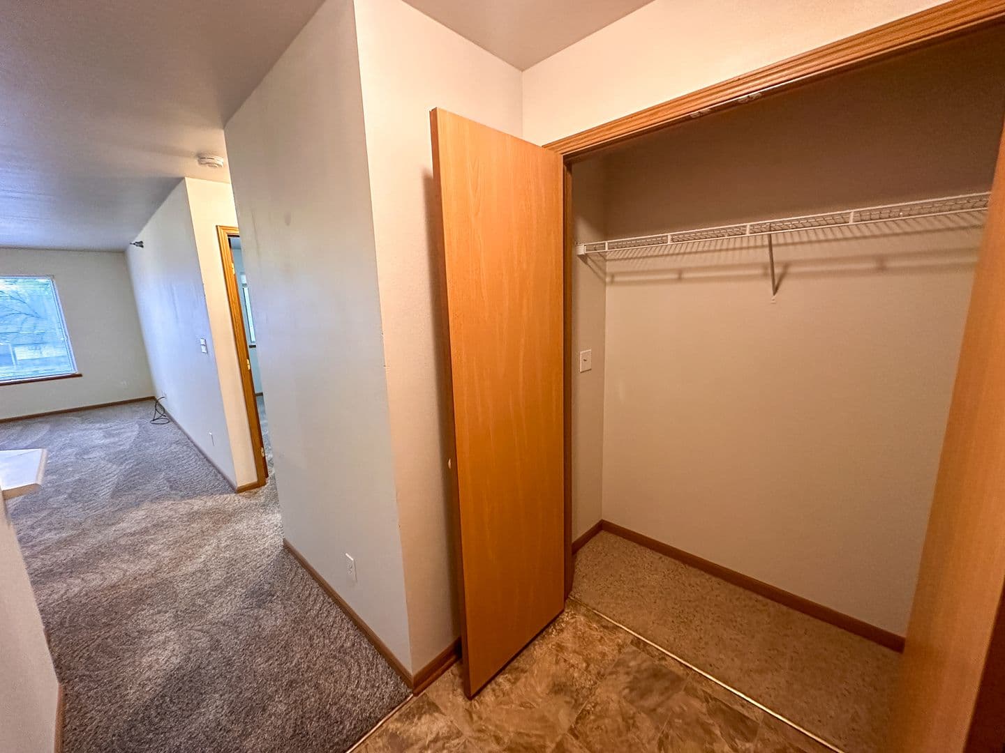 Ames Apartment: 1401 N Dakota Ave